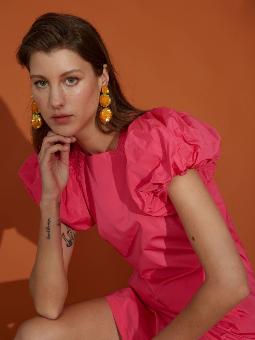 Vestido corto manga abullonada fucsia