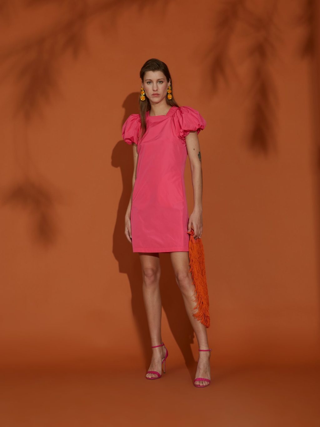 Vestido corto manga abullonada fucsia