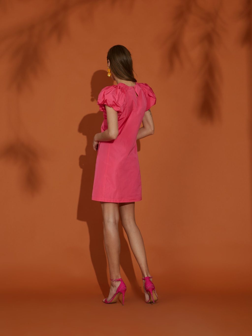 Vestido corto manga abullonada fucsia