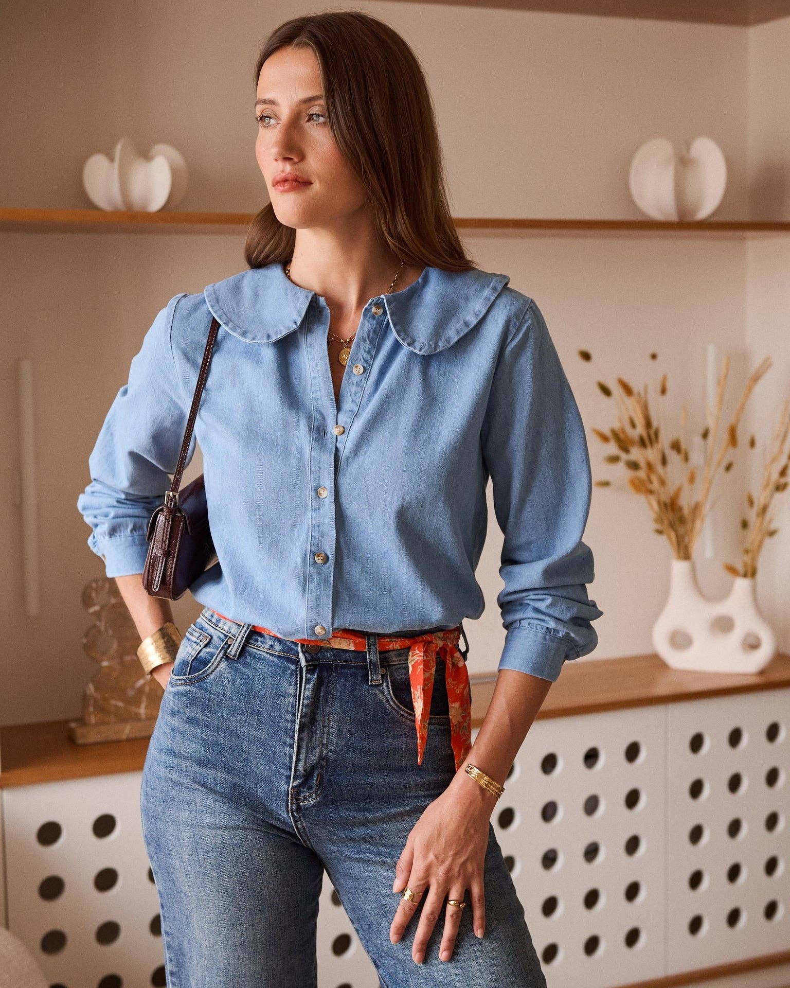 Camisa vaquera azul claro con cuello claudine festoneado