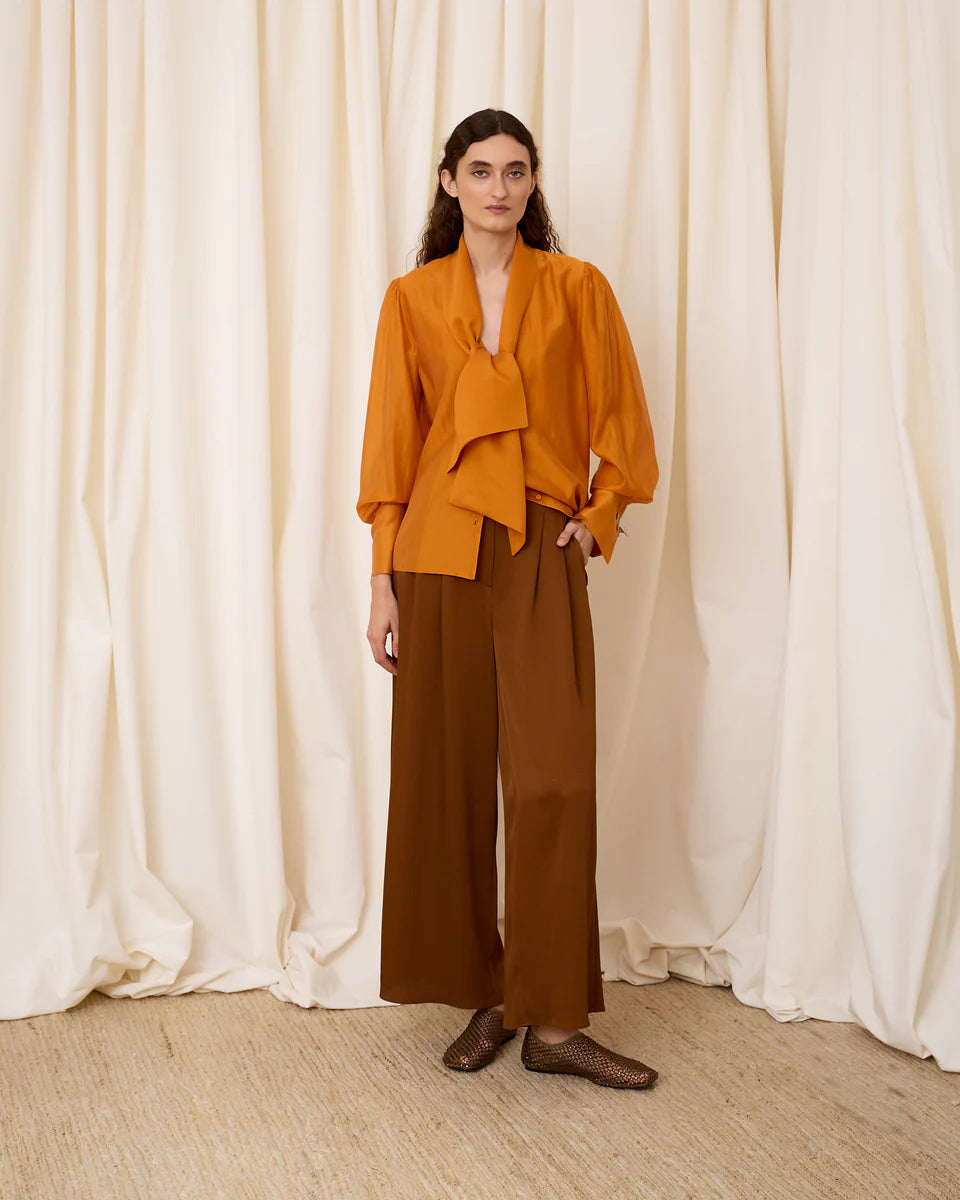 Blusa escote pico naranja