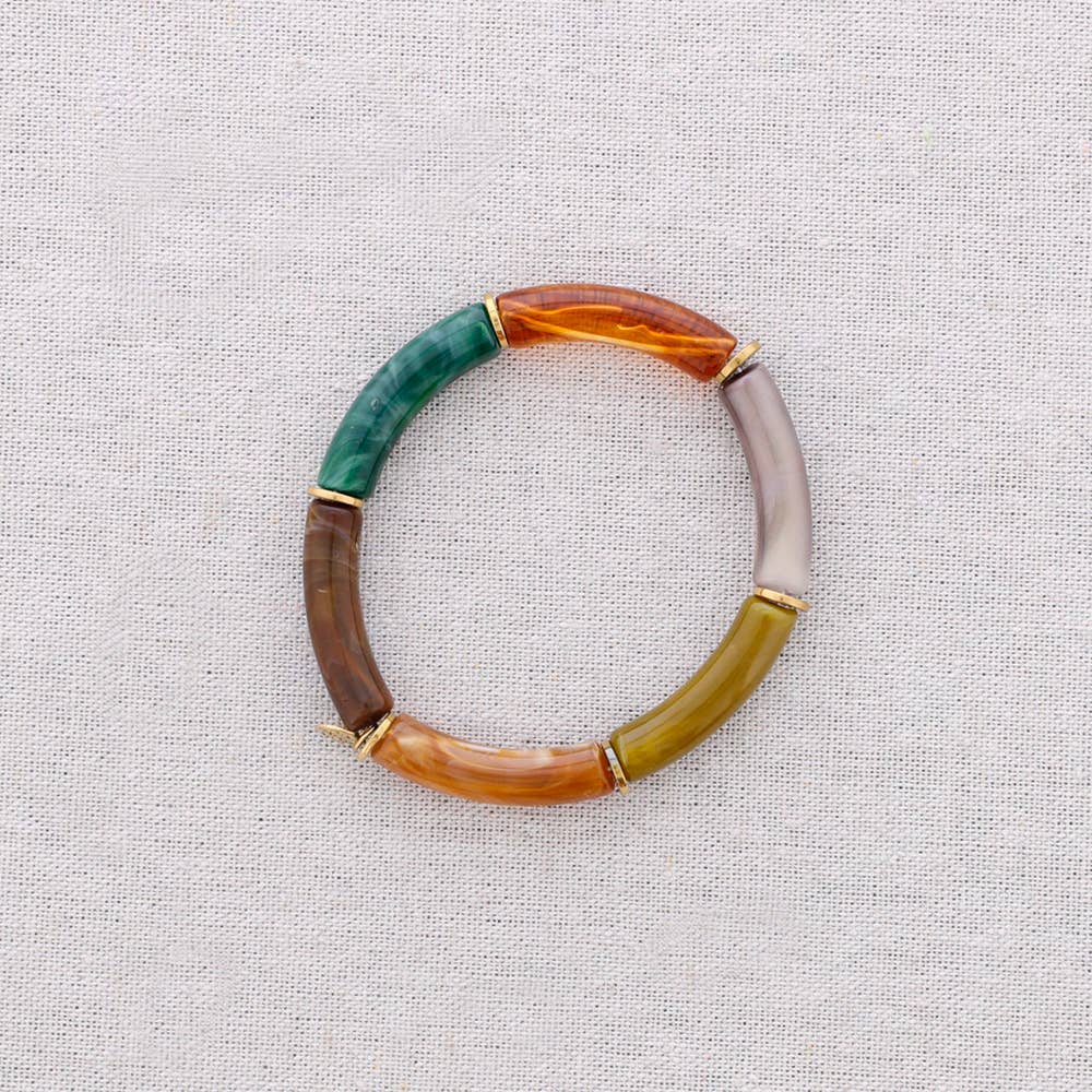 Pulsera de acero con tubos de resina de cerca