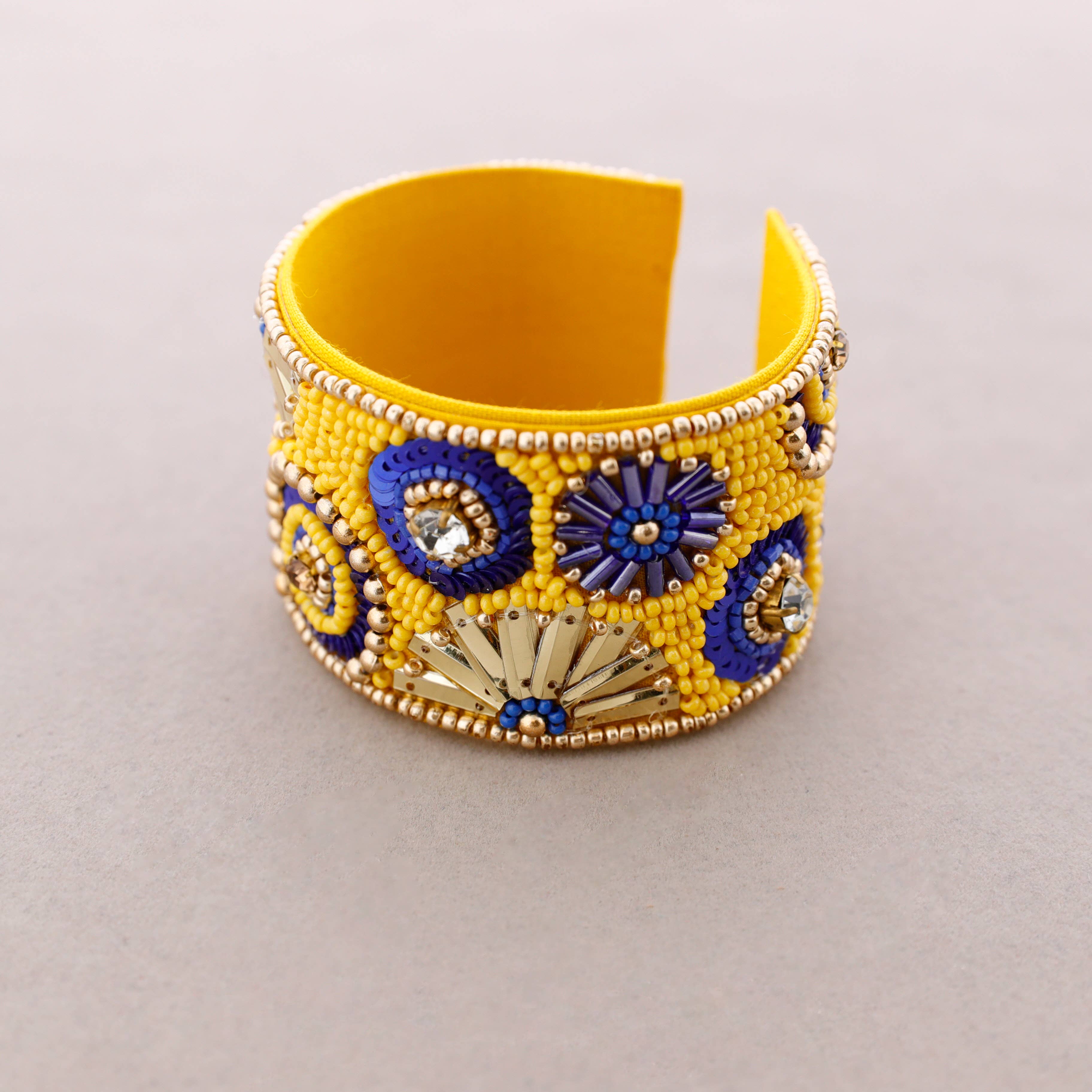 Detalle de los abalorios de la pulsera étnica