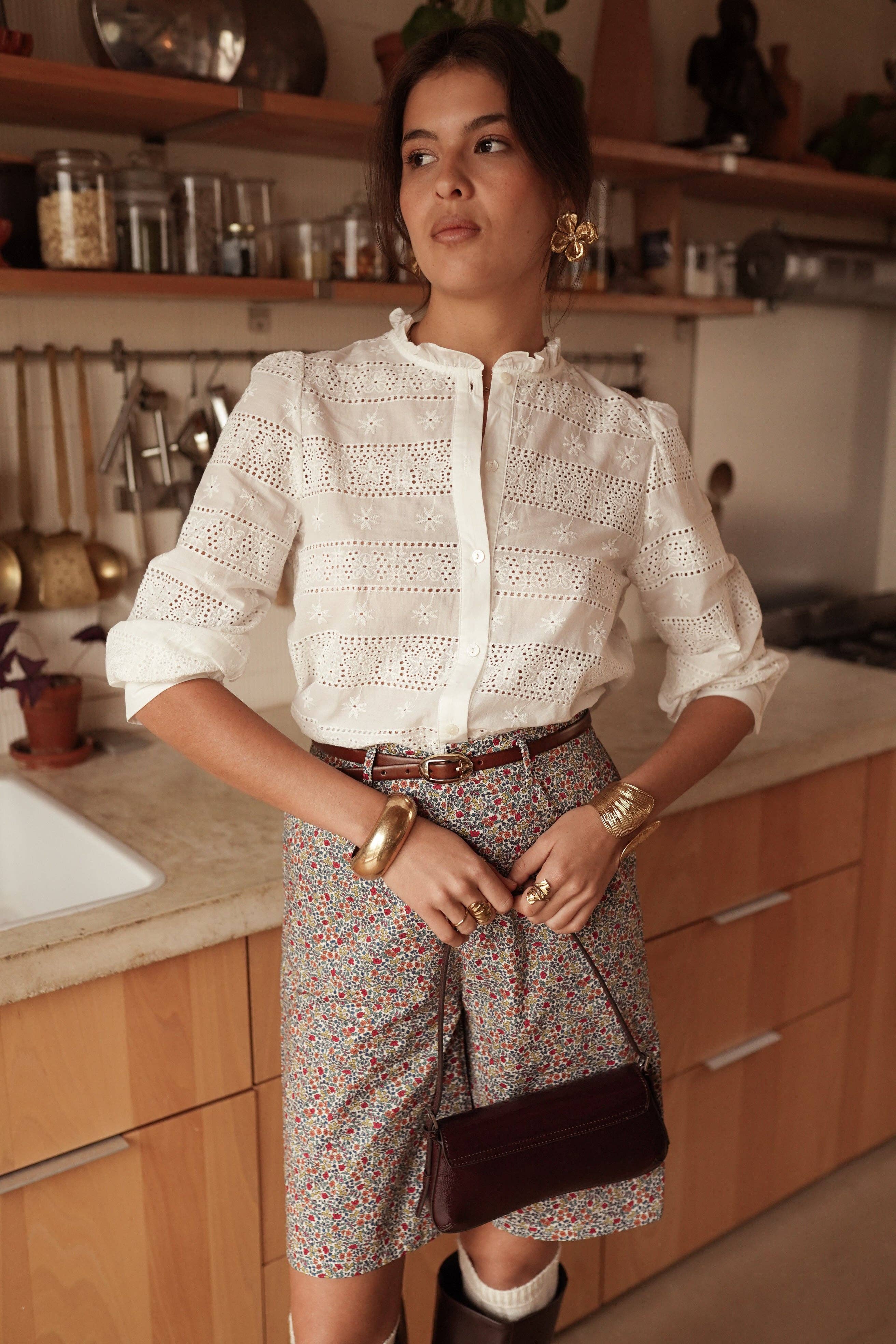 Blusa crudo de bordado discreto, elegida a mano en MHOSS