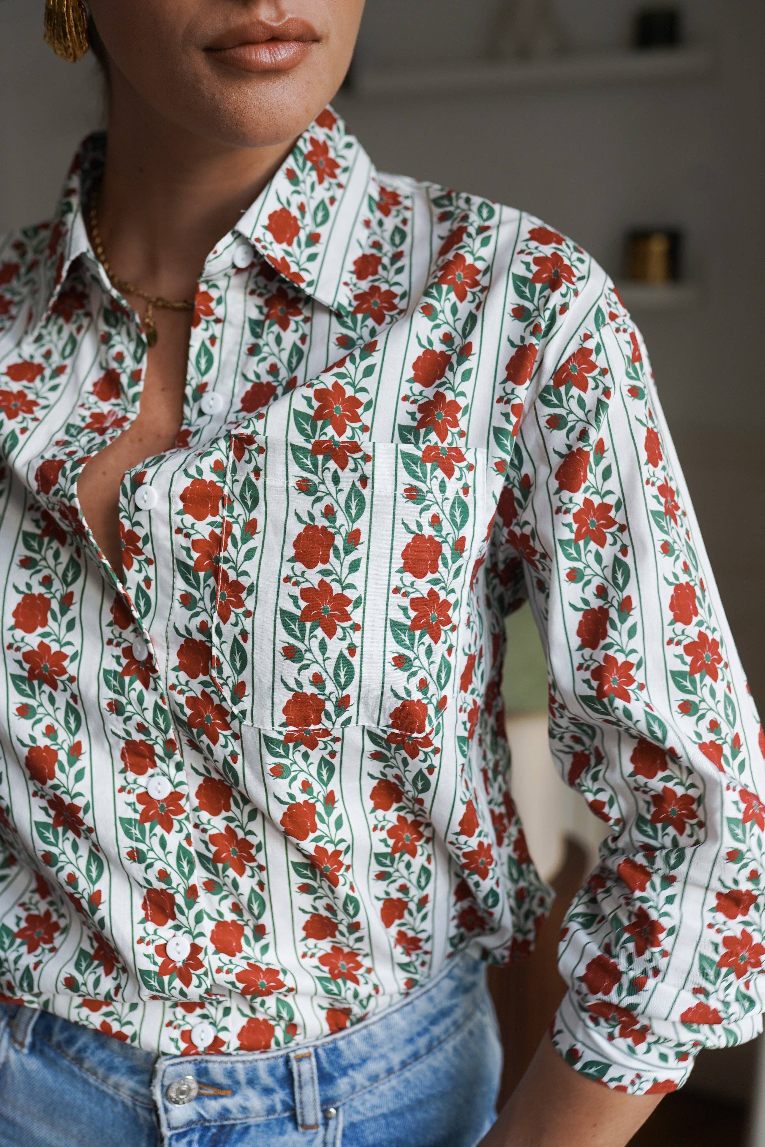 Camisa de flores rojas y verdes de IN APRIL 1986