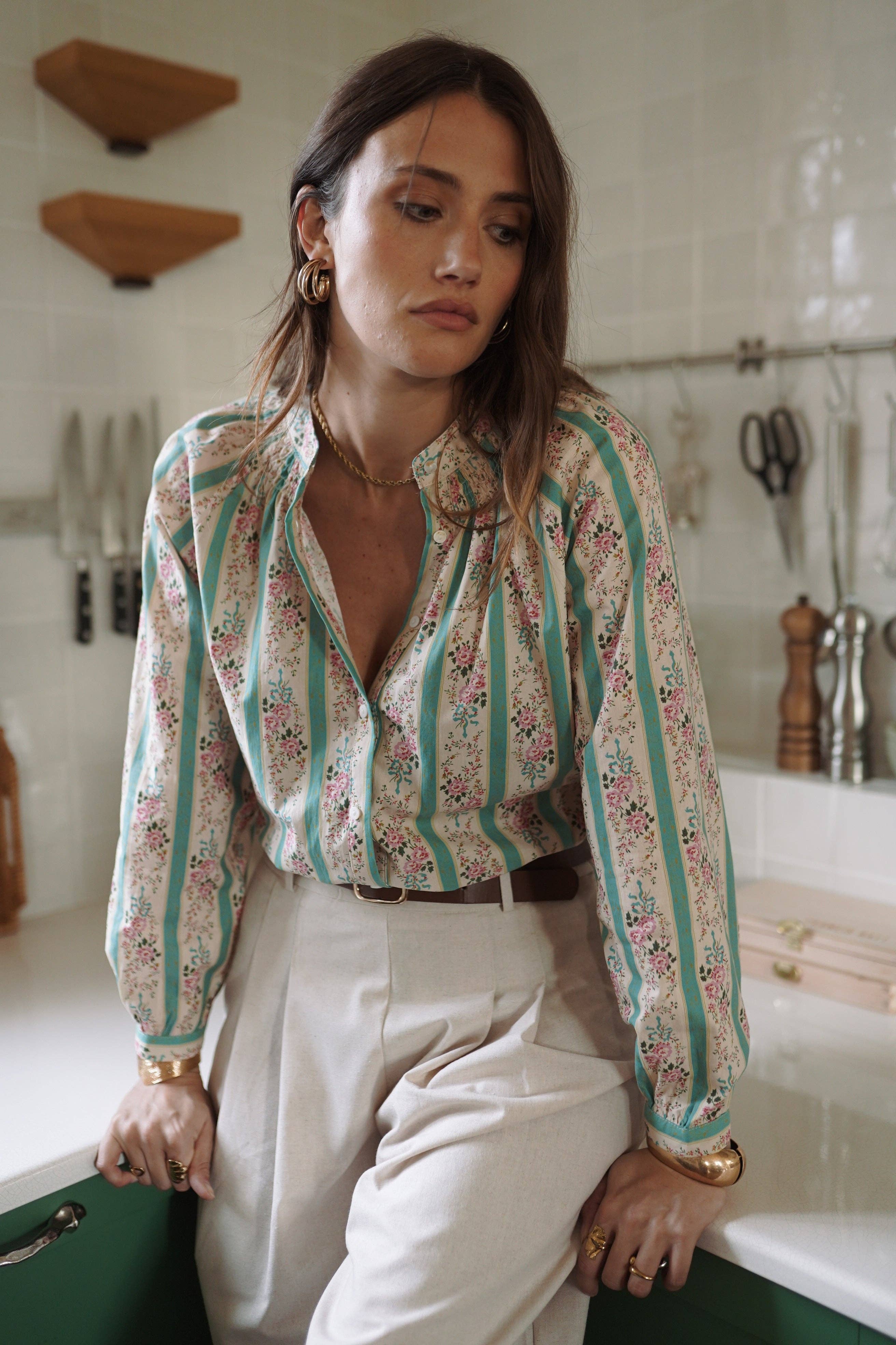 Camisa verde de rayas y flores · Kira
