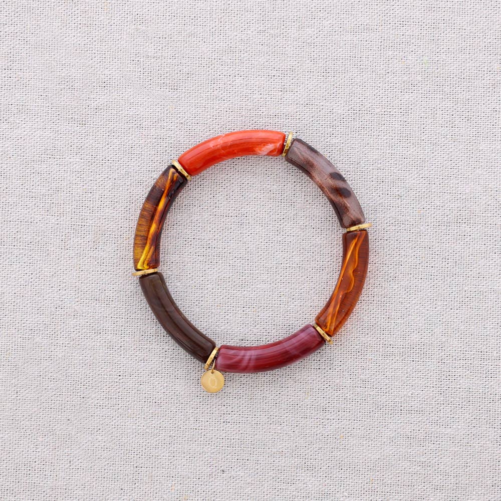 Detalle de los tubos de resina multicolor de la pulsera pequeña