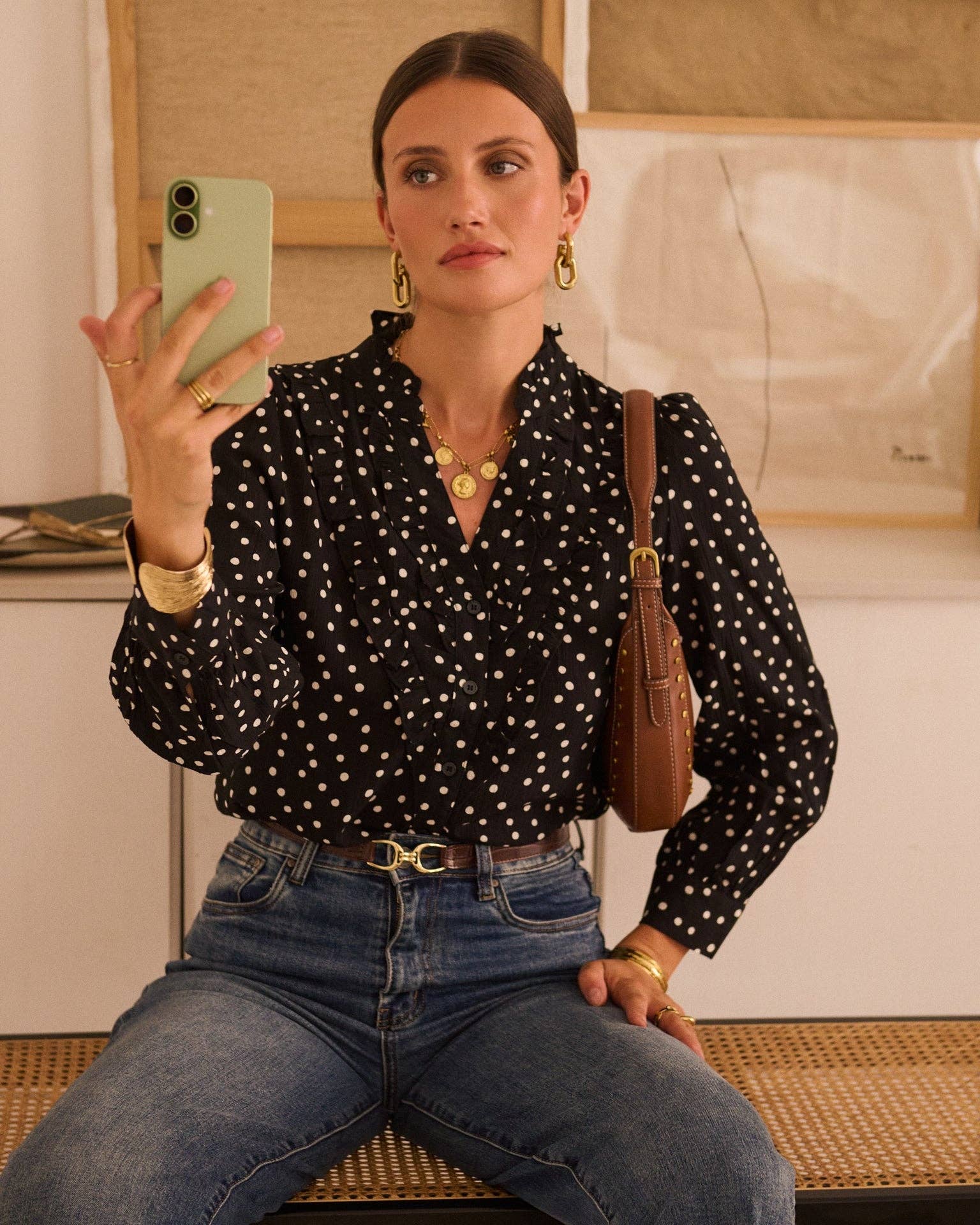 Detalle del cuello y la botonadura de la camisa negra Héloïsa
