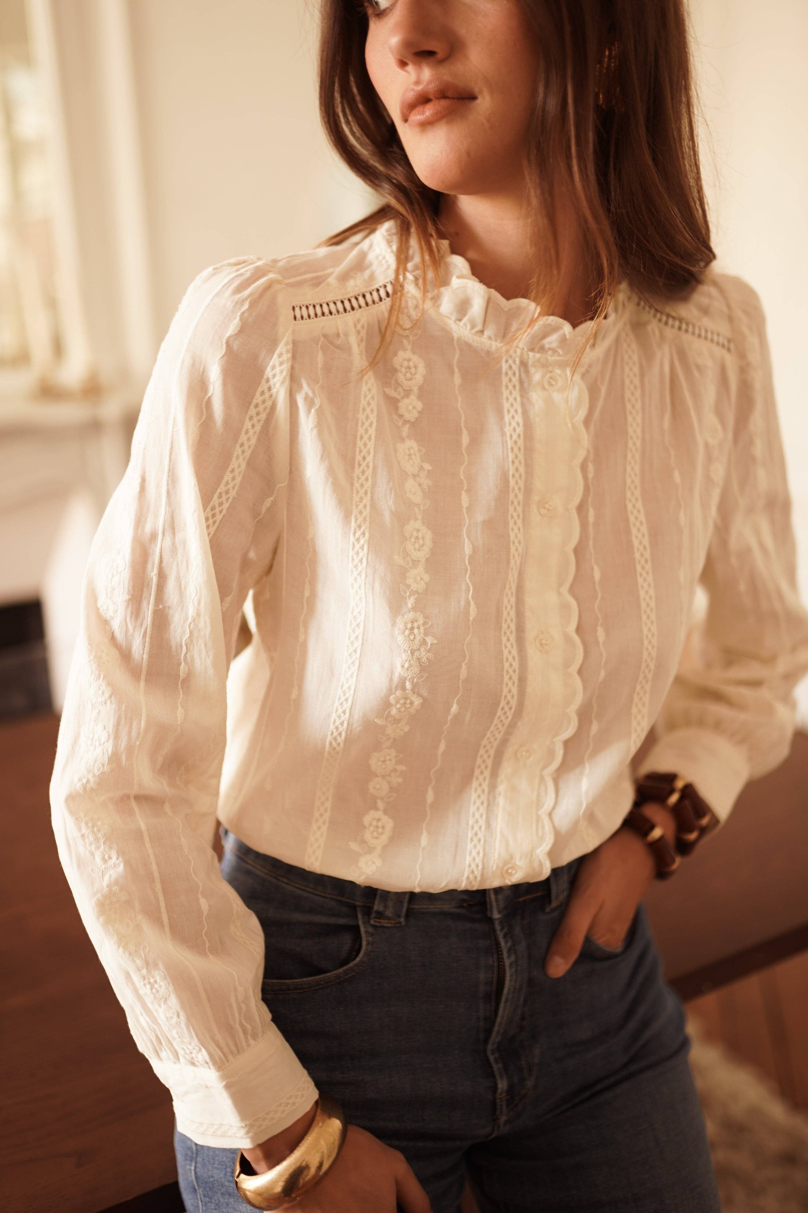 Camisa beige de algodón fino con bordados tono sobre tono