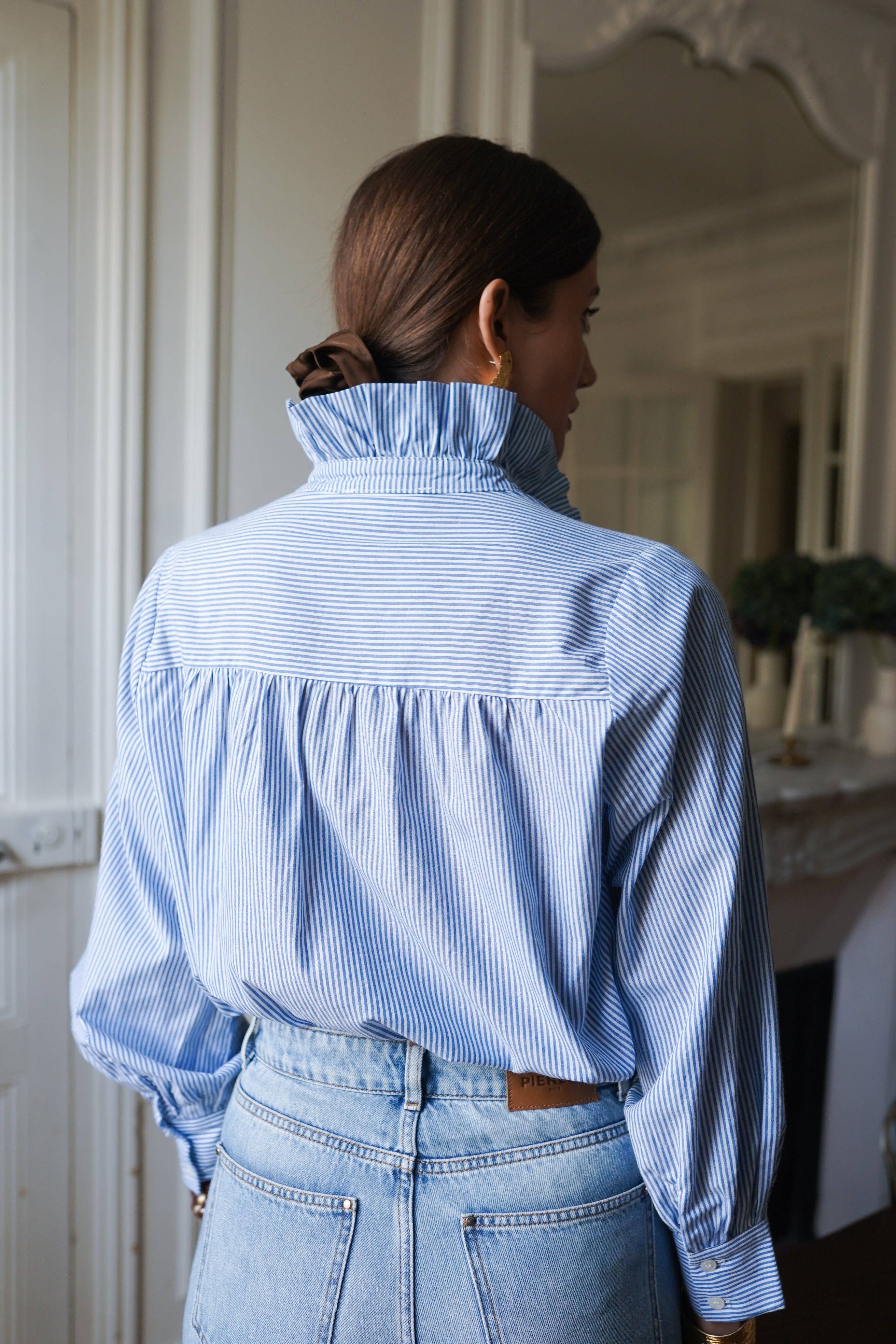 Camisa de algodón a rayas finas en azul y blanco