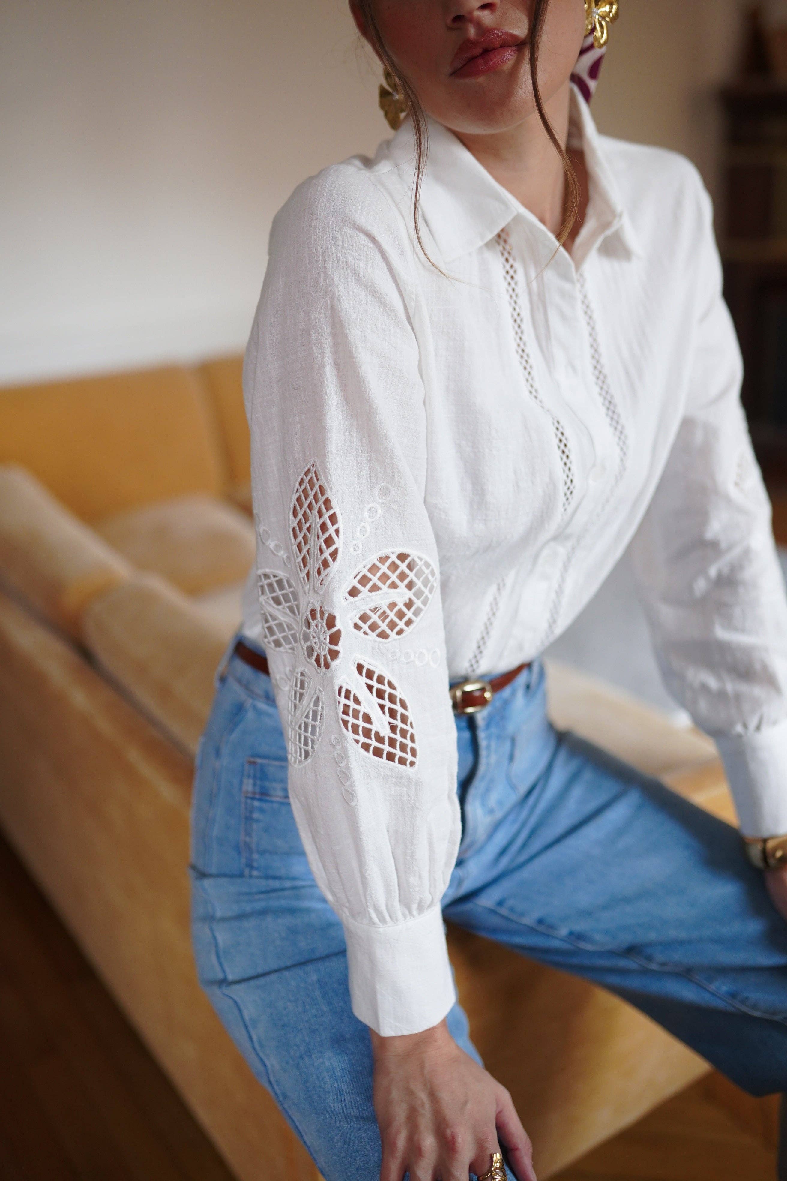 Camisa blanca de fondo de armario, elegida a mano en MHOSS