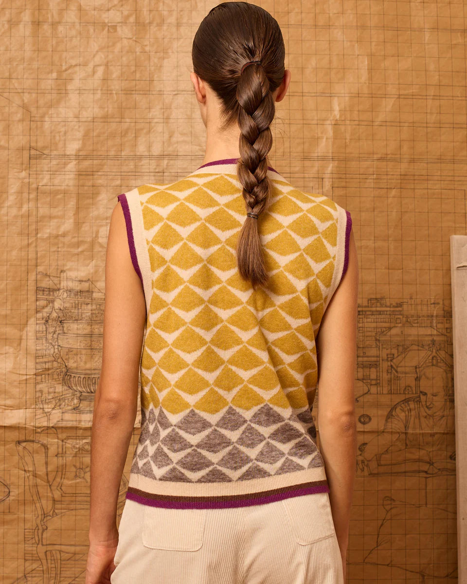 Chaleco greca de intarsia mostaza