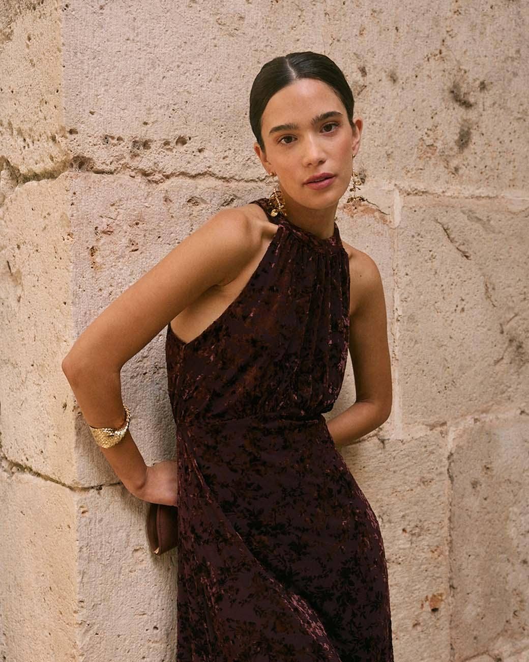 Vestido largo de invitada con espalda abierta, elegido a mano en MHOSS