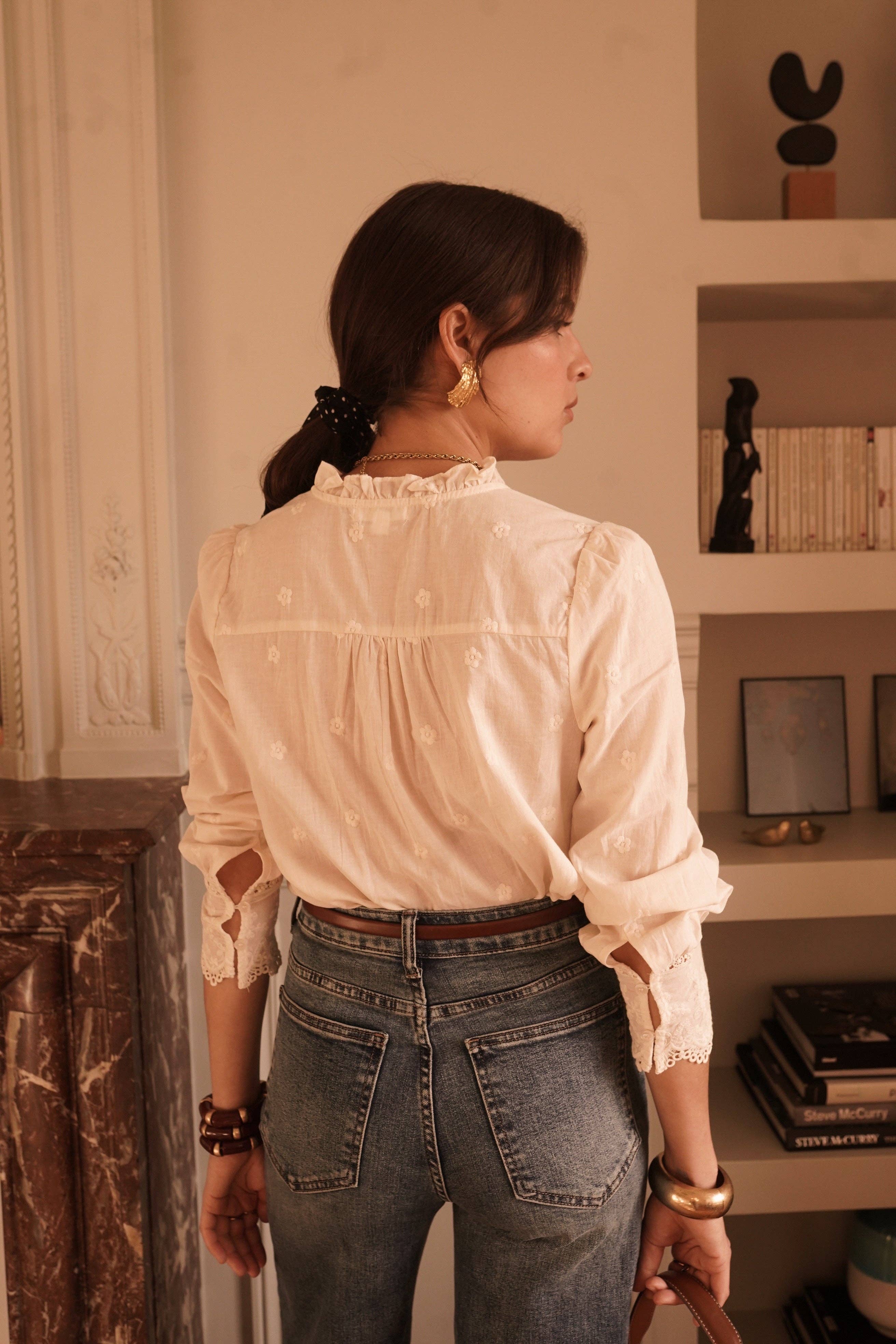 Blusa bordada beige con cuello de volante, tallas S y M