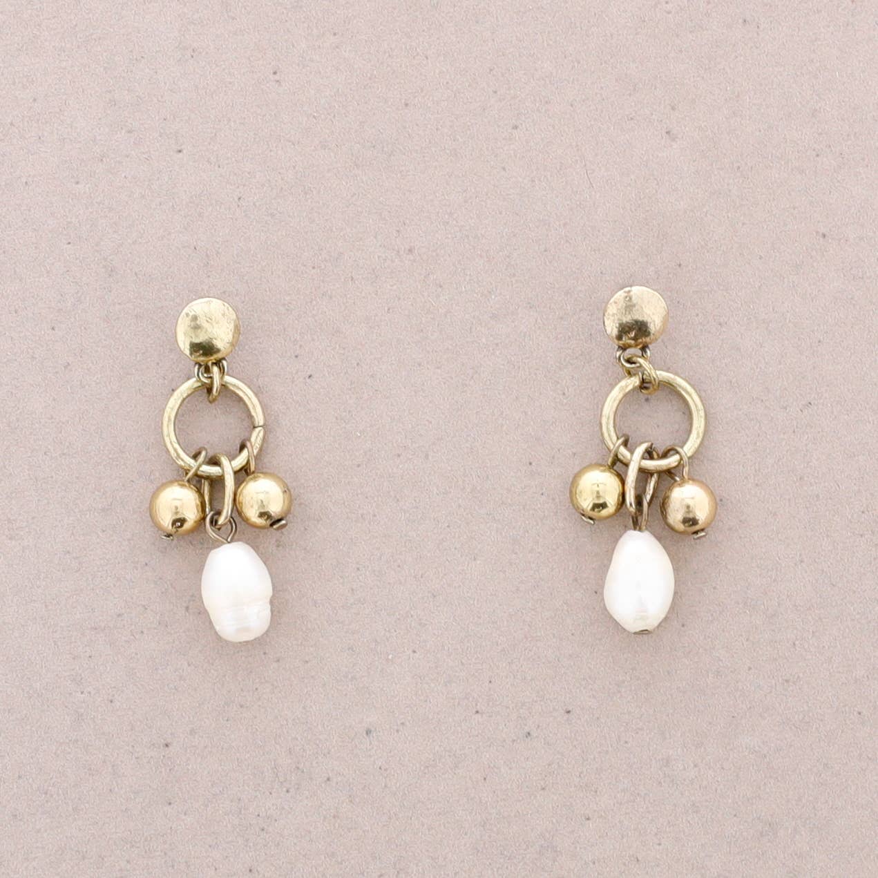 Pendientes de metal con perlas cultivadas · MHOSS Oviedo