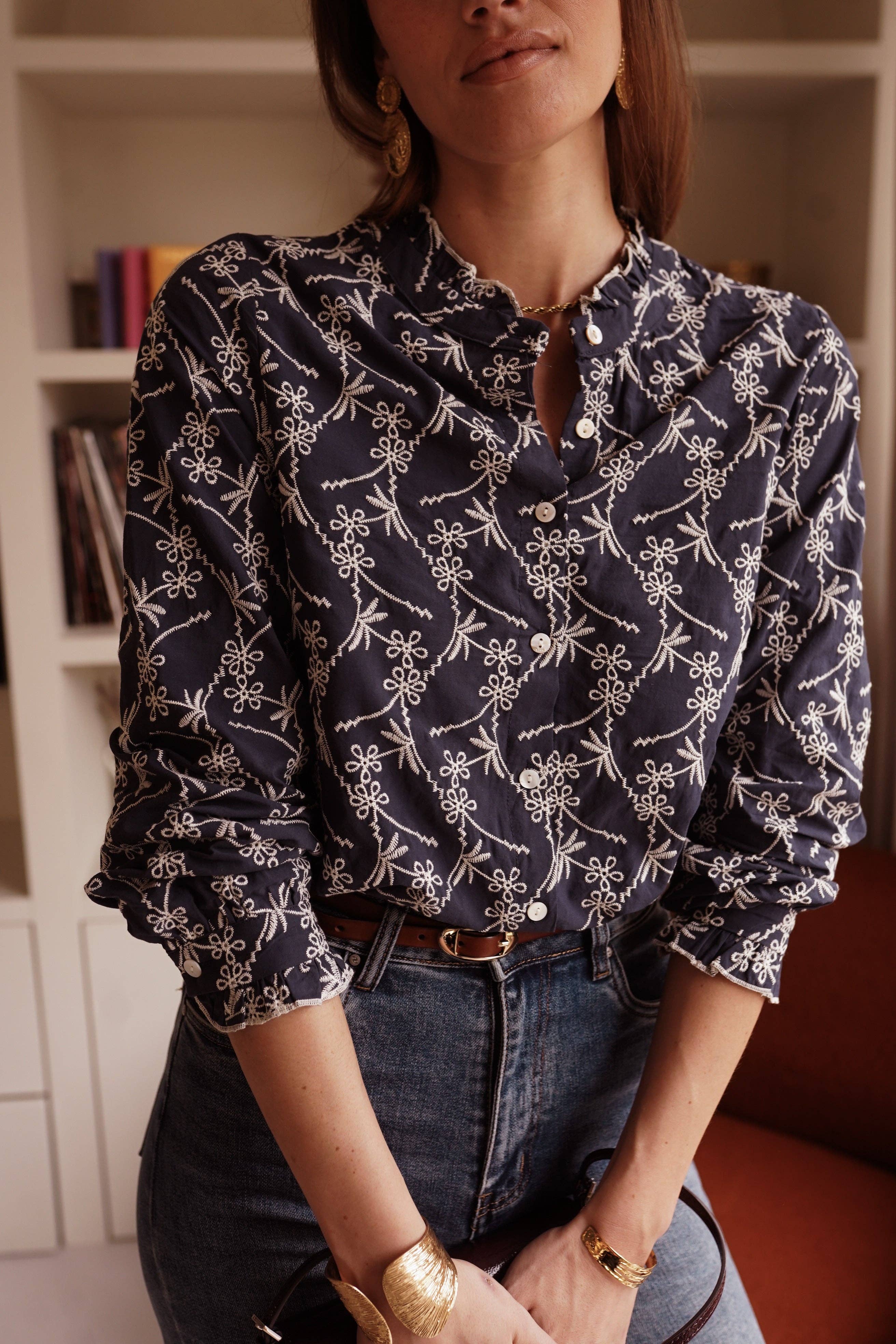 Camisa marino con bordado crudo de IN APRIL 1986