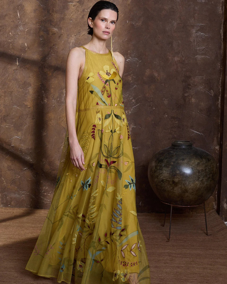 Vestido largo en tul bordado mostaza