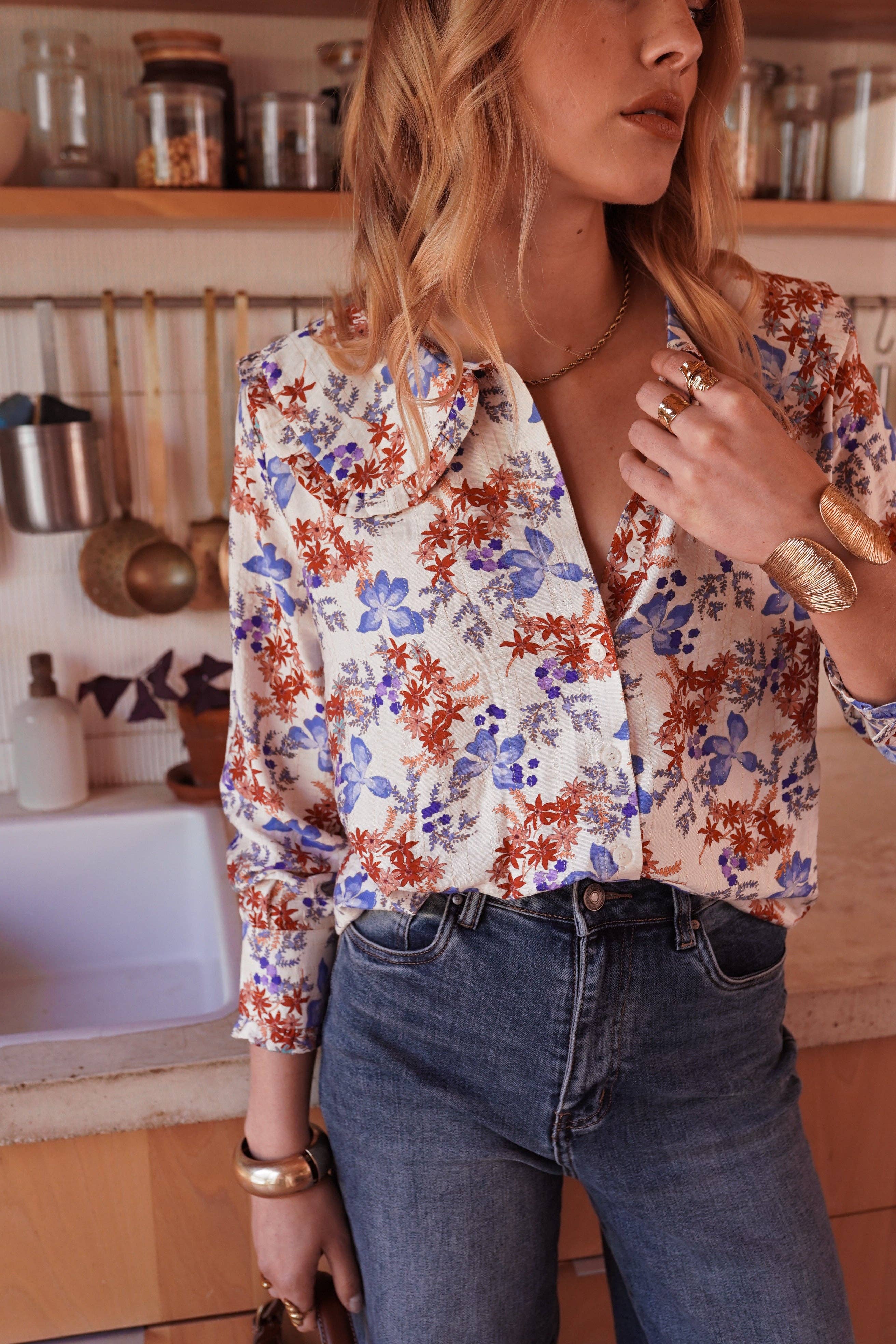 Blusa estampada en lavanda y terracota sobre fondo crudo