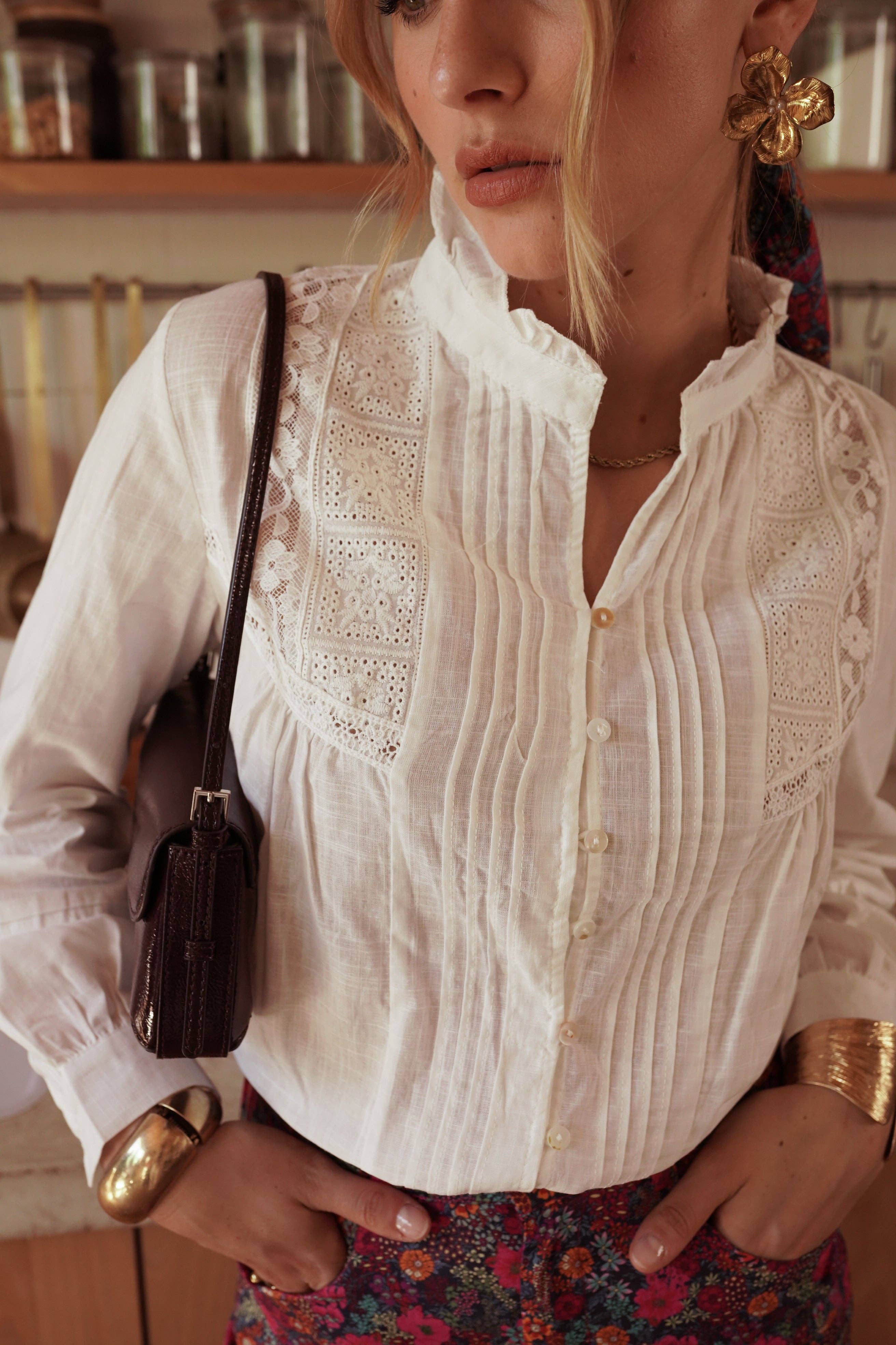 Blusa blanca con mangas abullonadas ceñidas al puño