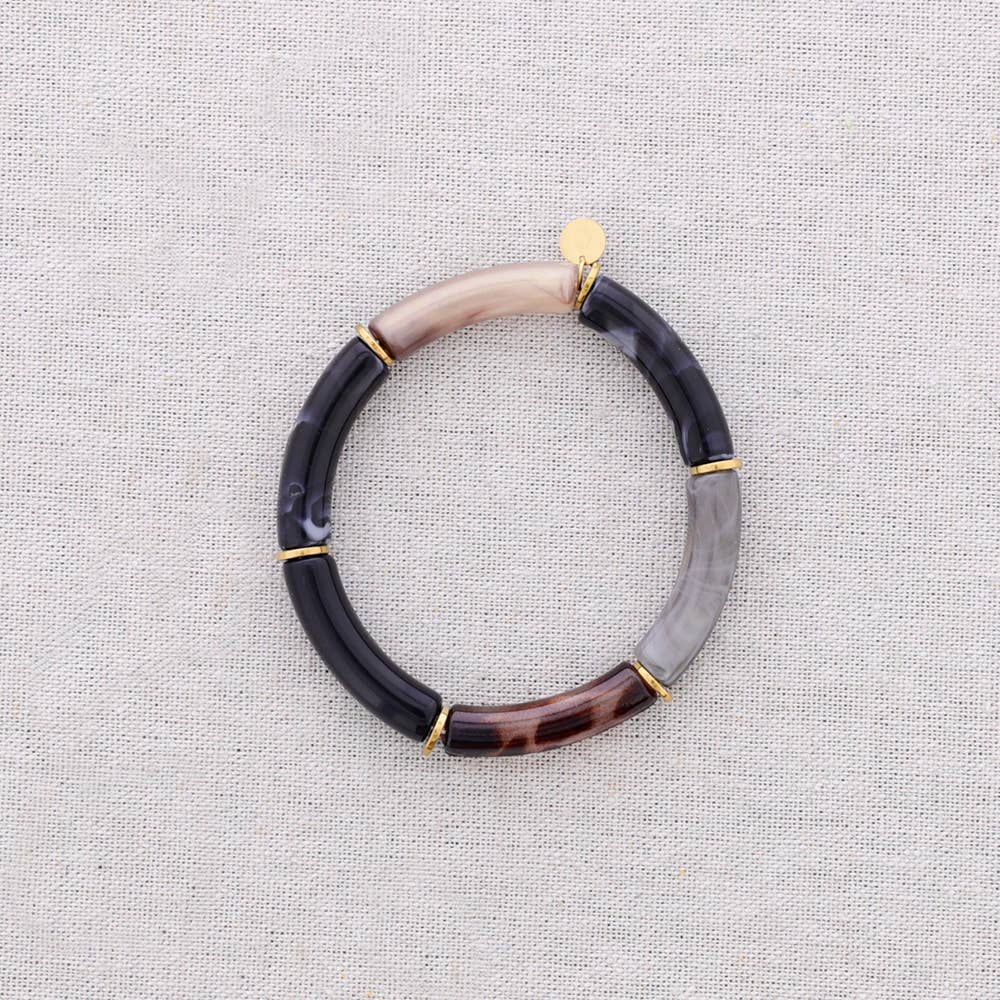 Pulsera de acero multicolor pequeña puesta en la muñeca