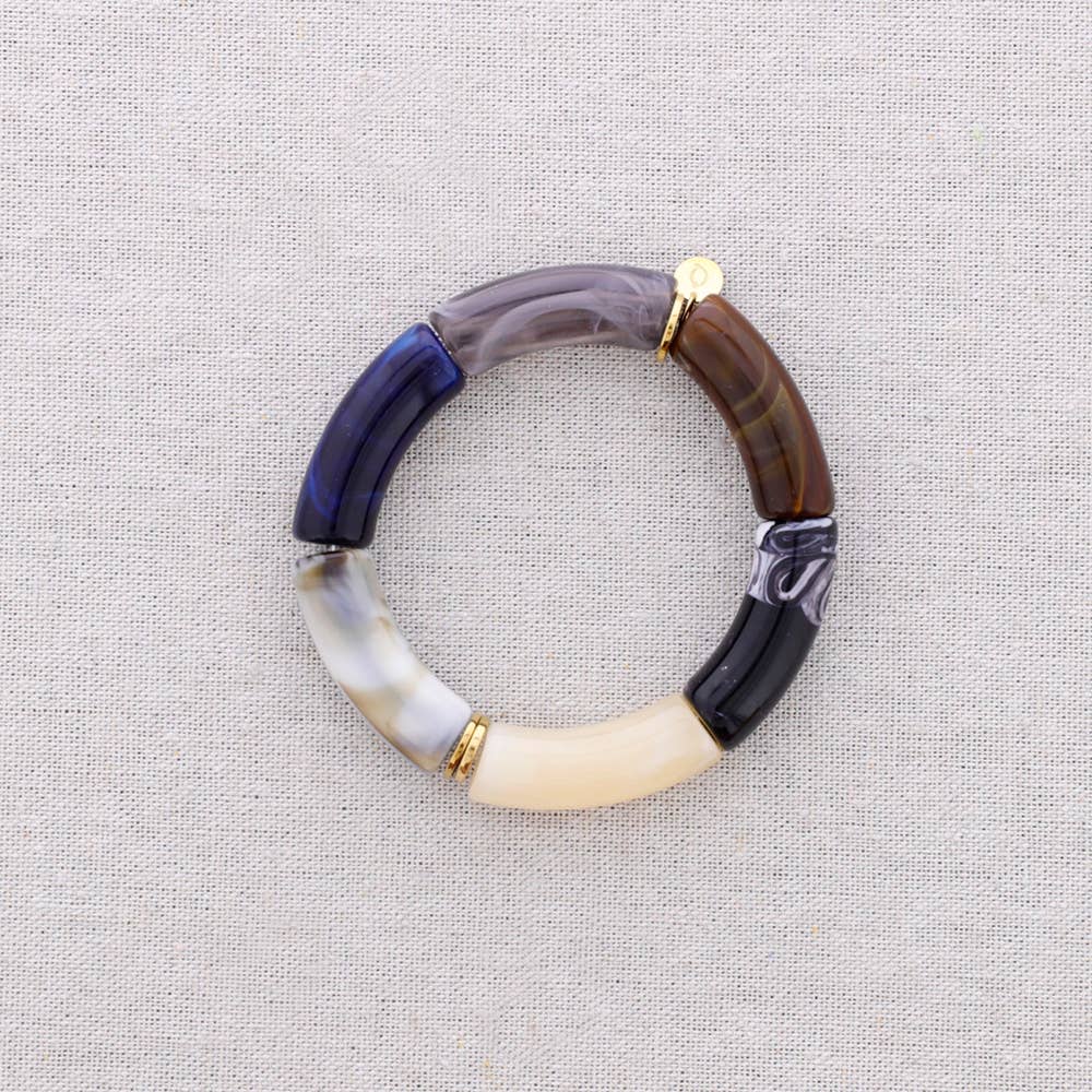 Detalle de los tubos de resina multicolor de la pulsera grande