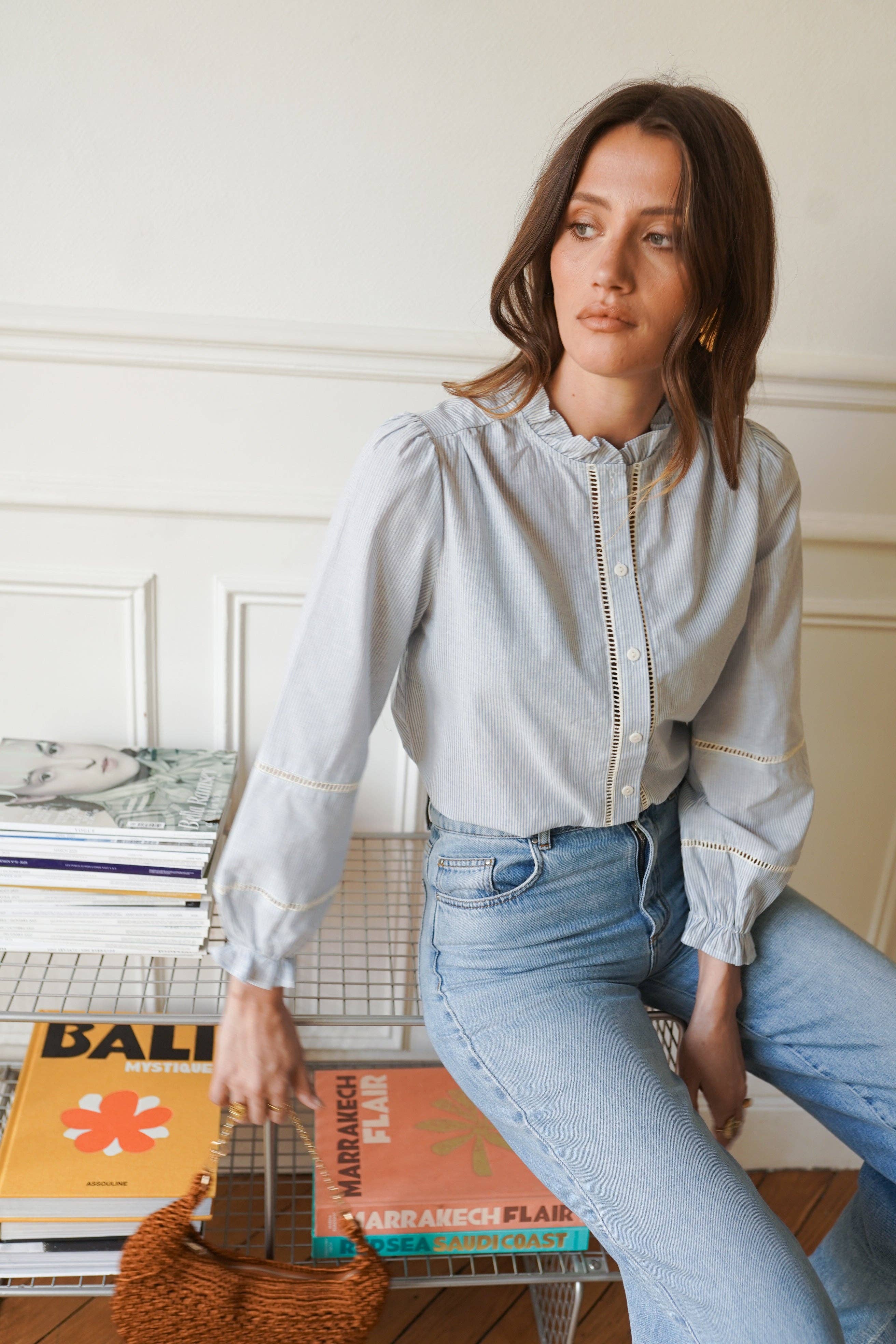 Camisa azul con vaquero claro y sandalia
