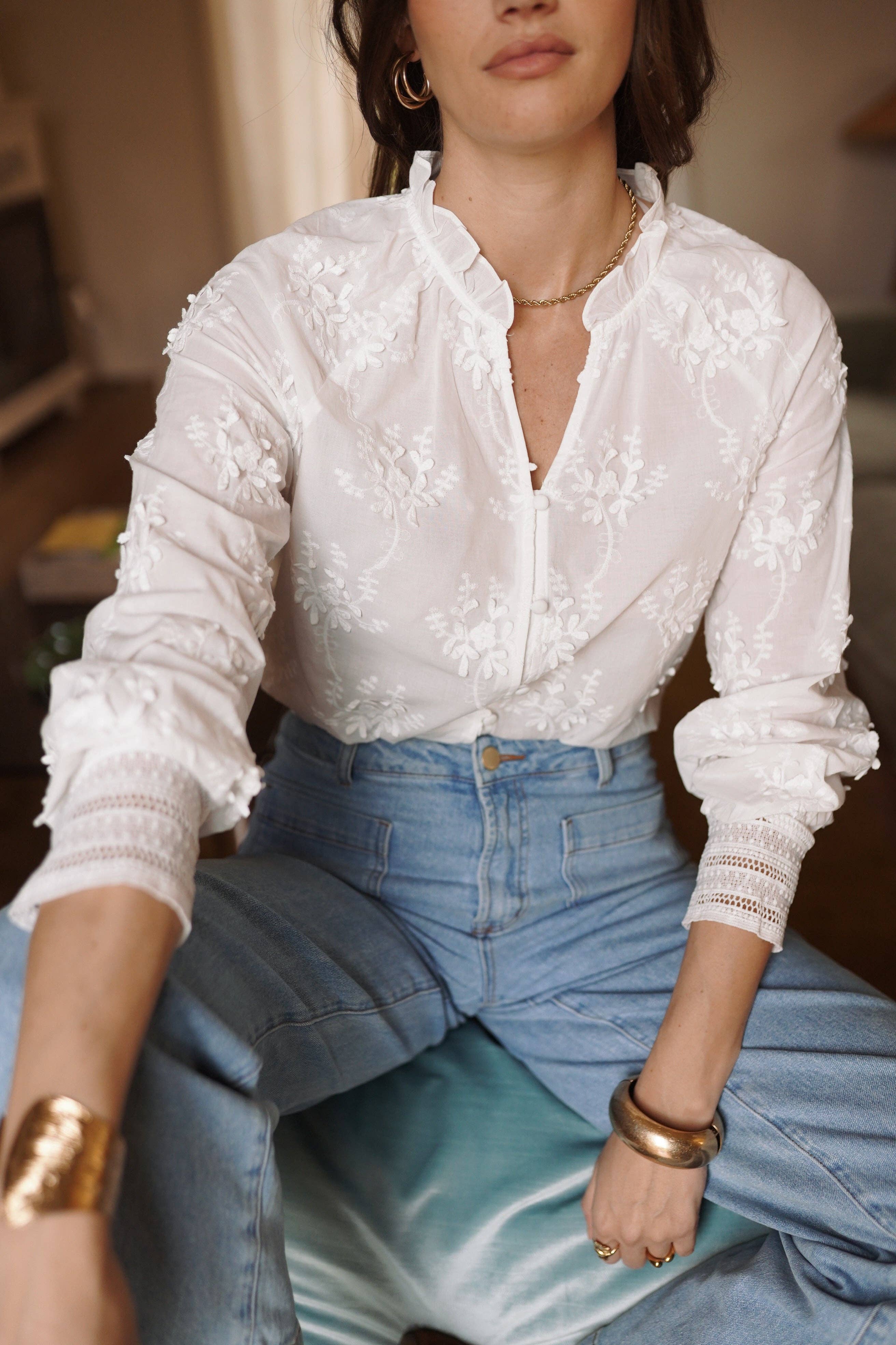 Camisa blanca bajo cárdigan de punto para mujer