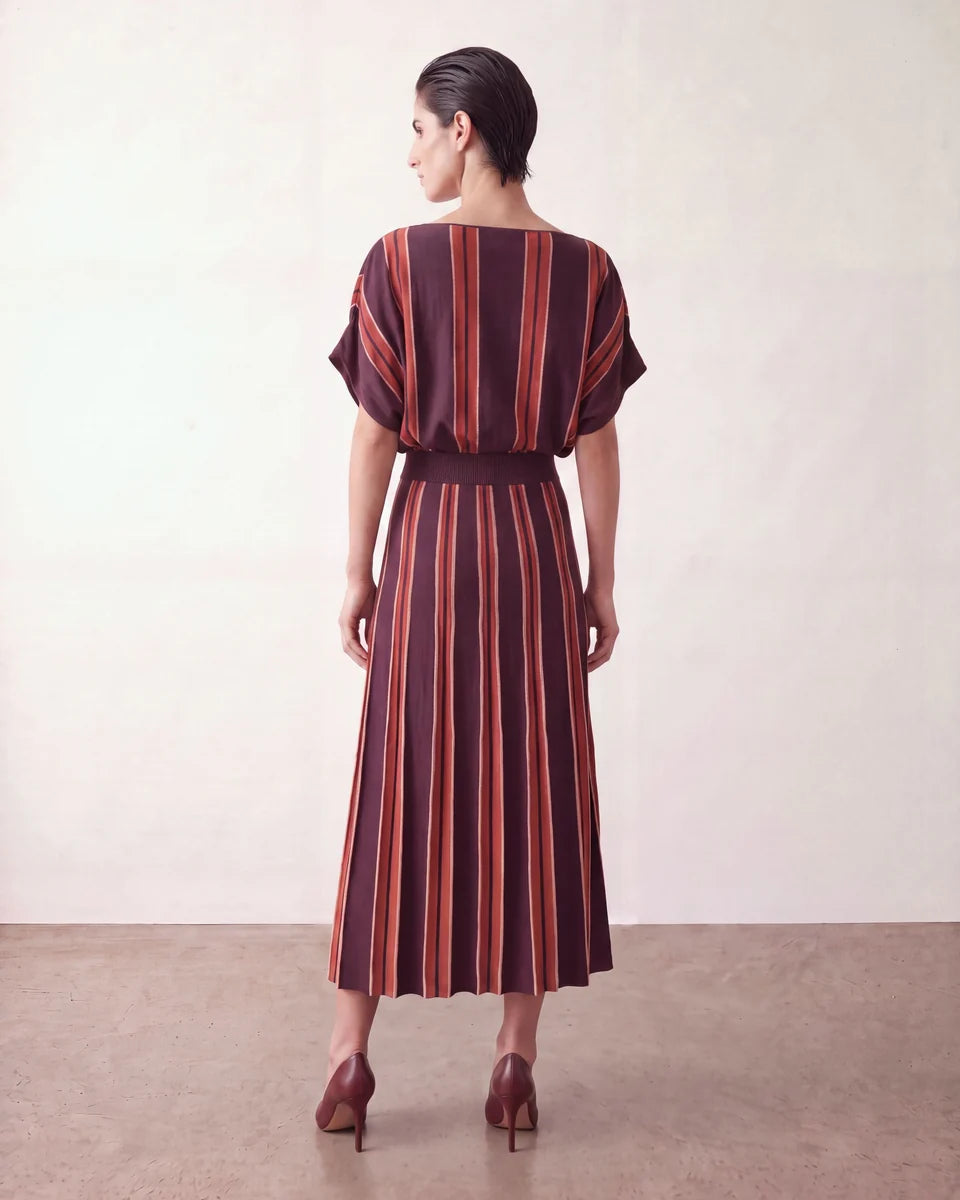 Top y falda de punto a rayas burdeos, look completo de mujer a juego
