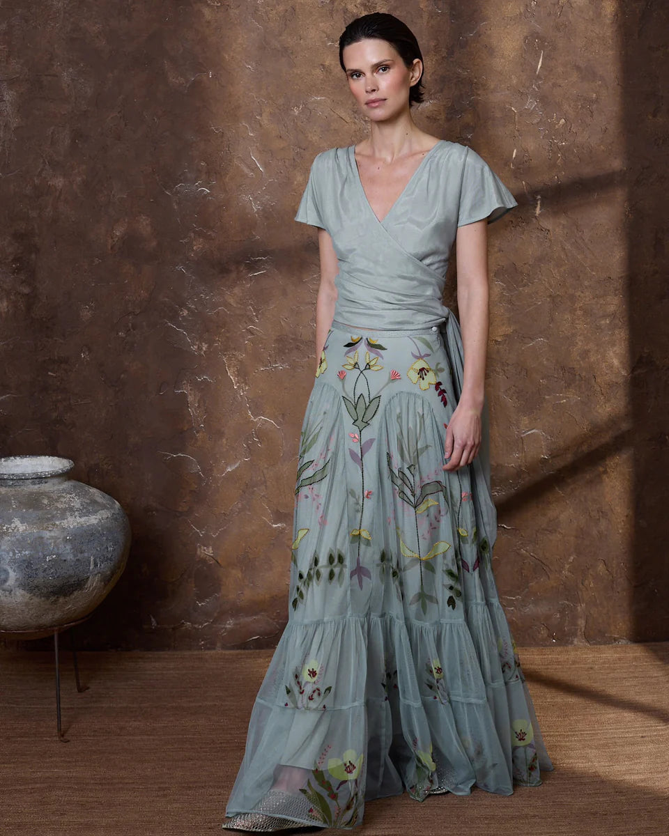 Falda de tul gris azulado