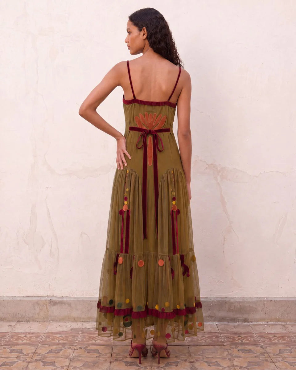 Vestido largo de tul verde con bordados · Is Coming | MHOSS