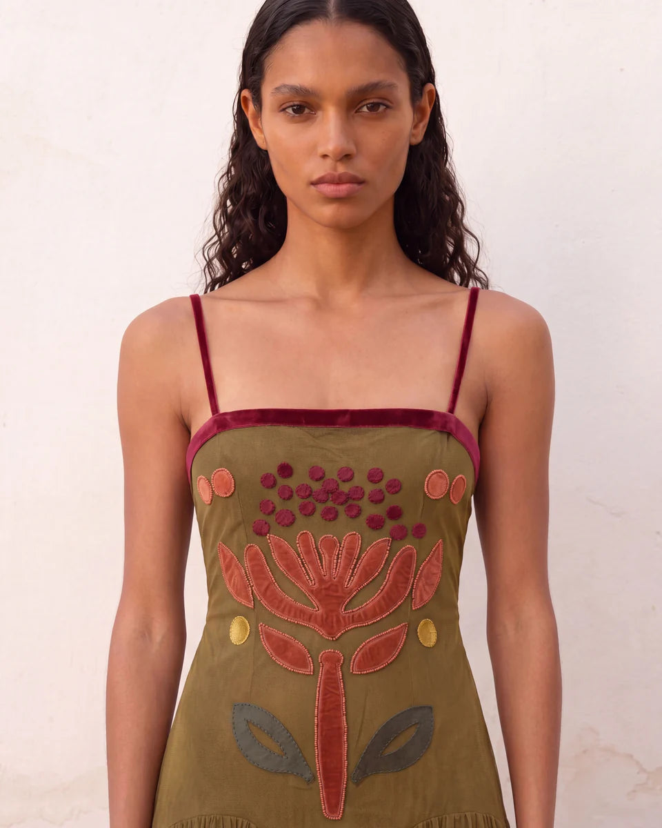Vestido largo de tul verde con bordados · Is Coming | MHOSS