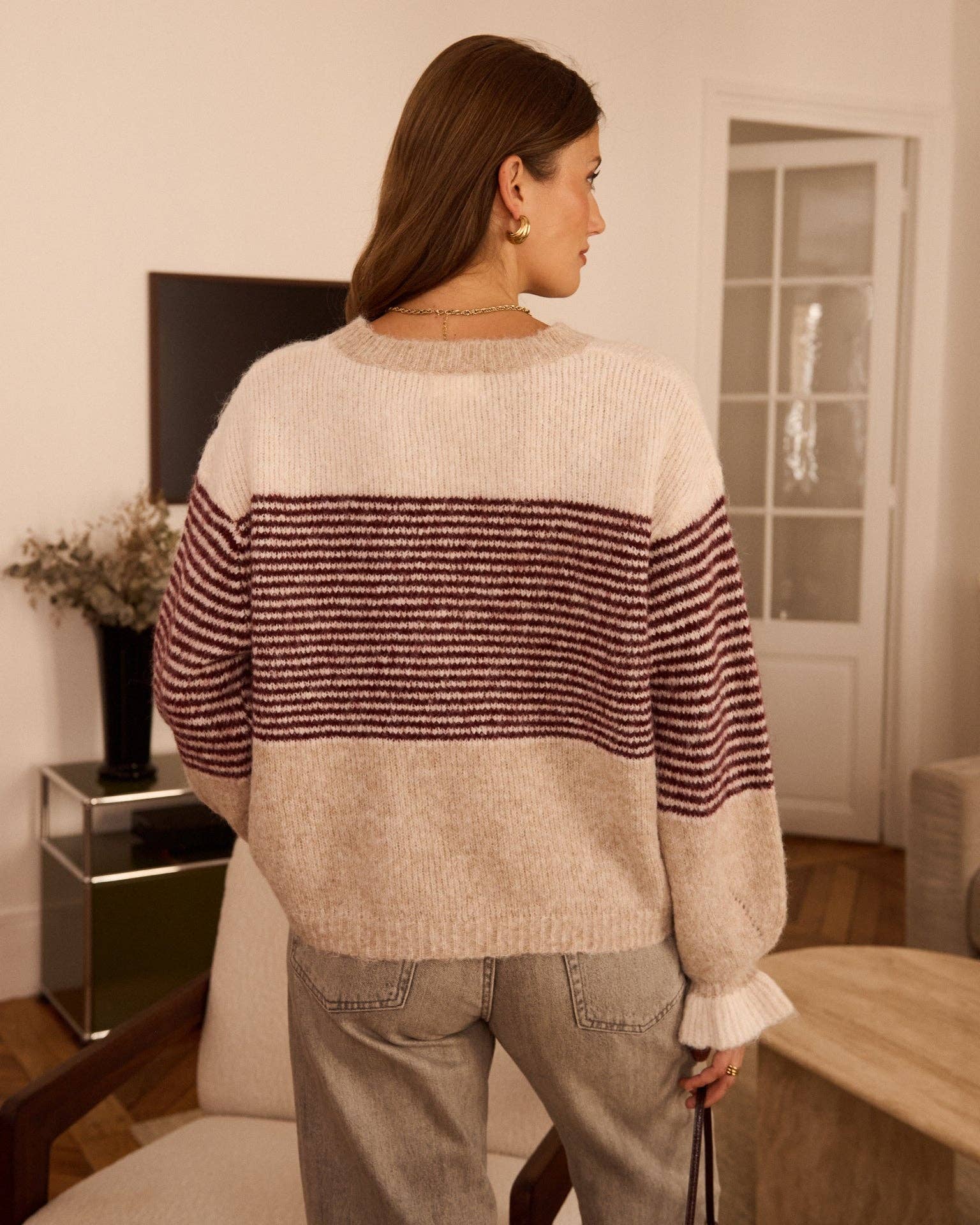 Jerséy taupe combinado con pantalón crudo