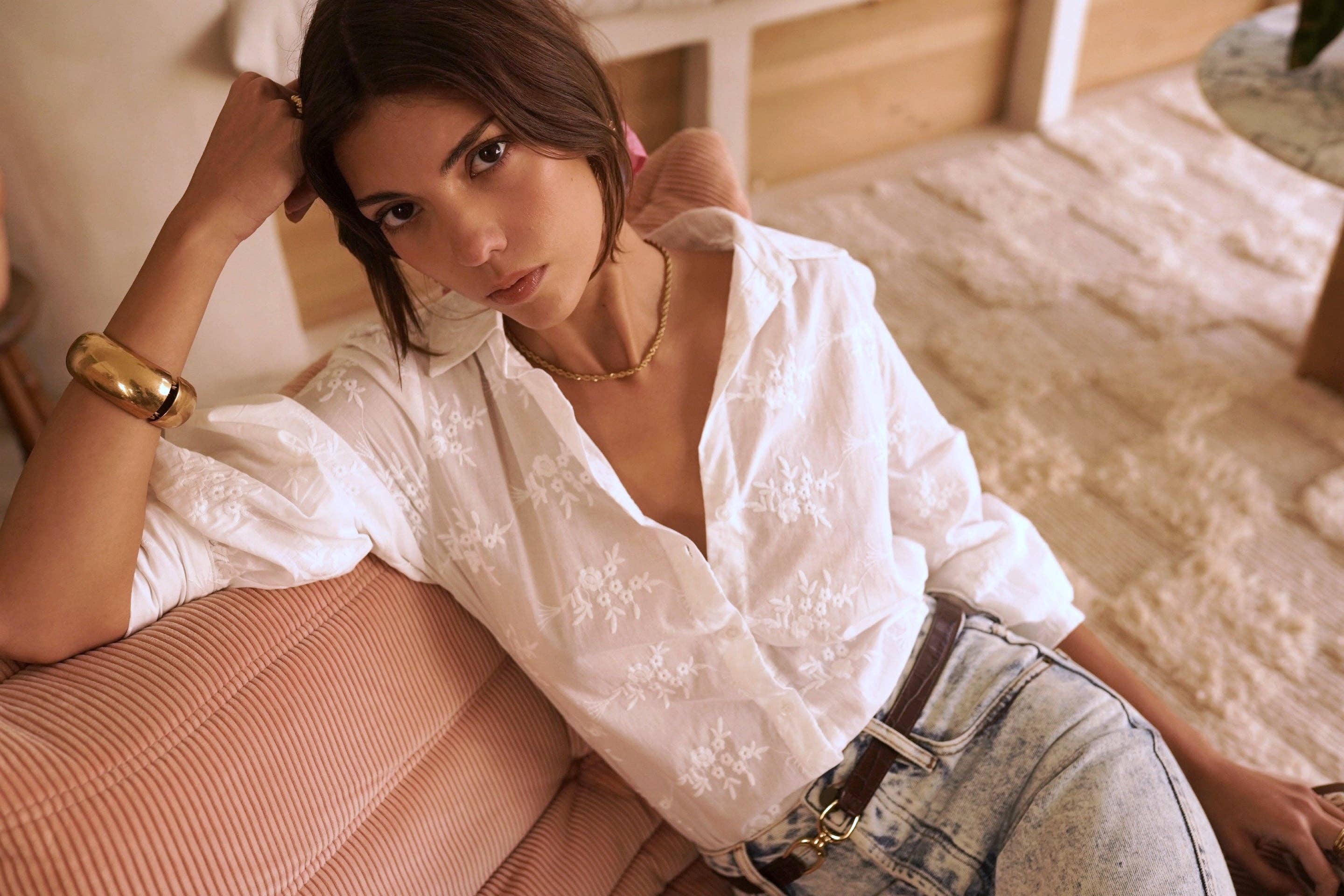 Blusa blanca de algodón con bordados florales en relieve