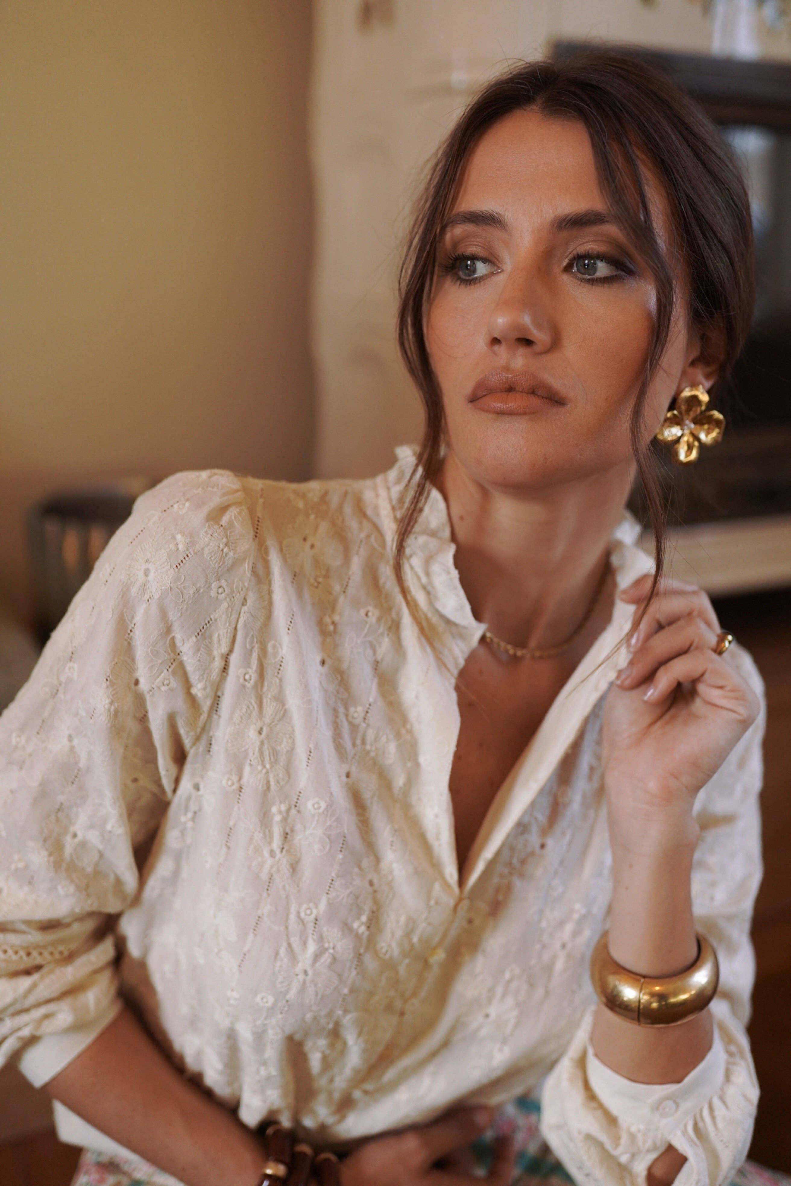 Camisa beige combinada con pantalón marrón