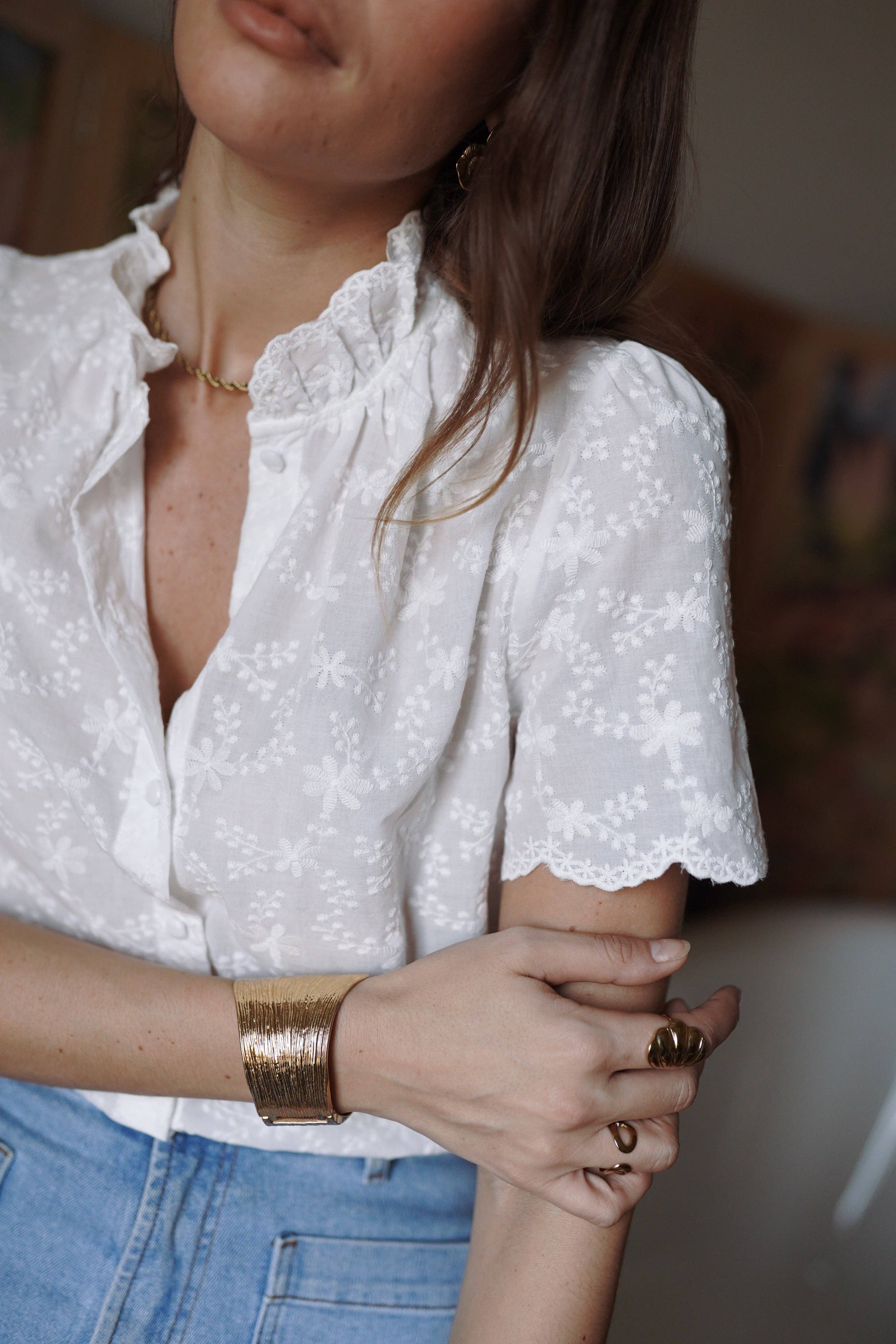 Camisa blanca con cuello redondeado y abotonadura delantera