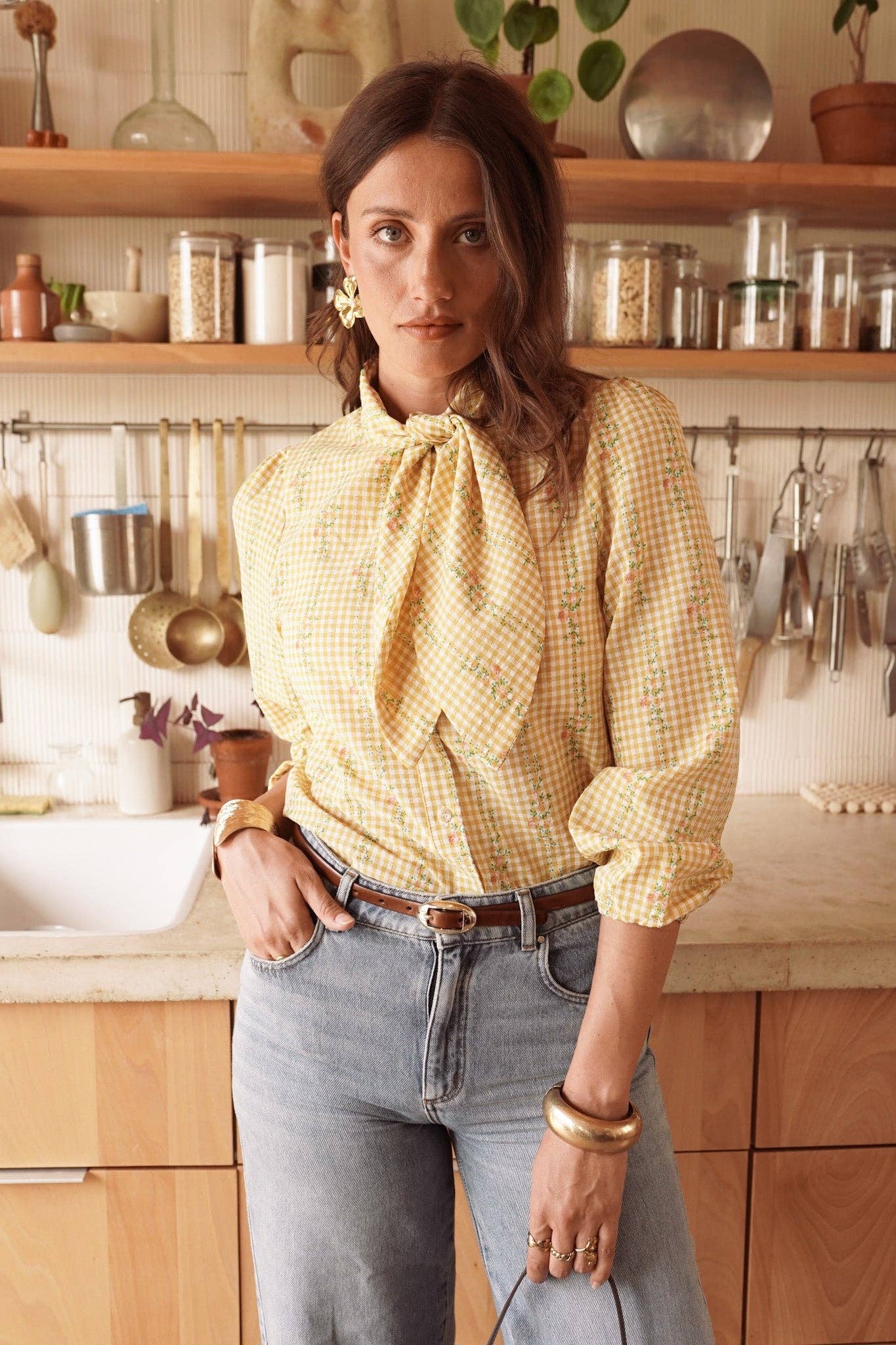 Camisa vichy amarilla Cyran, cuello con lazo lavallière · MHOSS