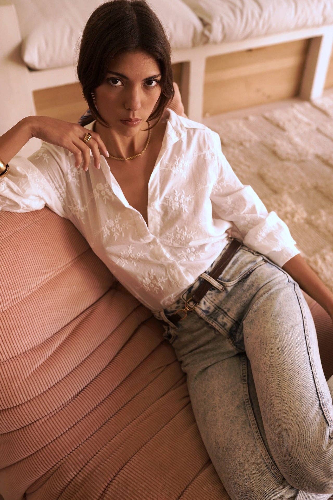 Blusa blanca de corte amplio y caída fluida, tallas S/M y M/L