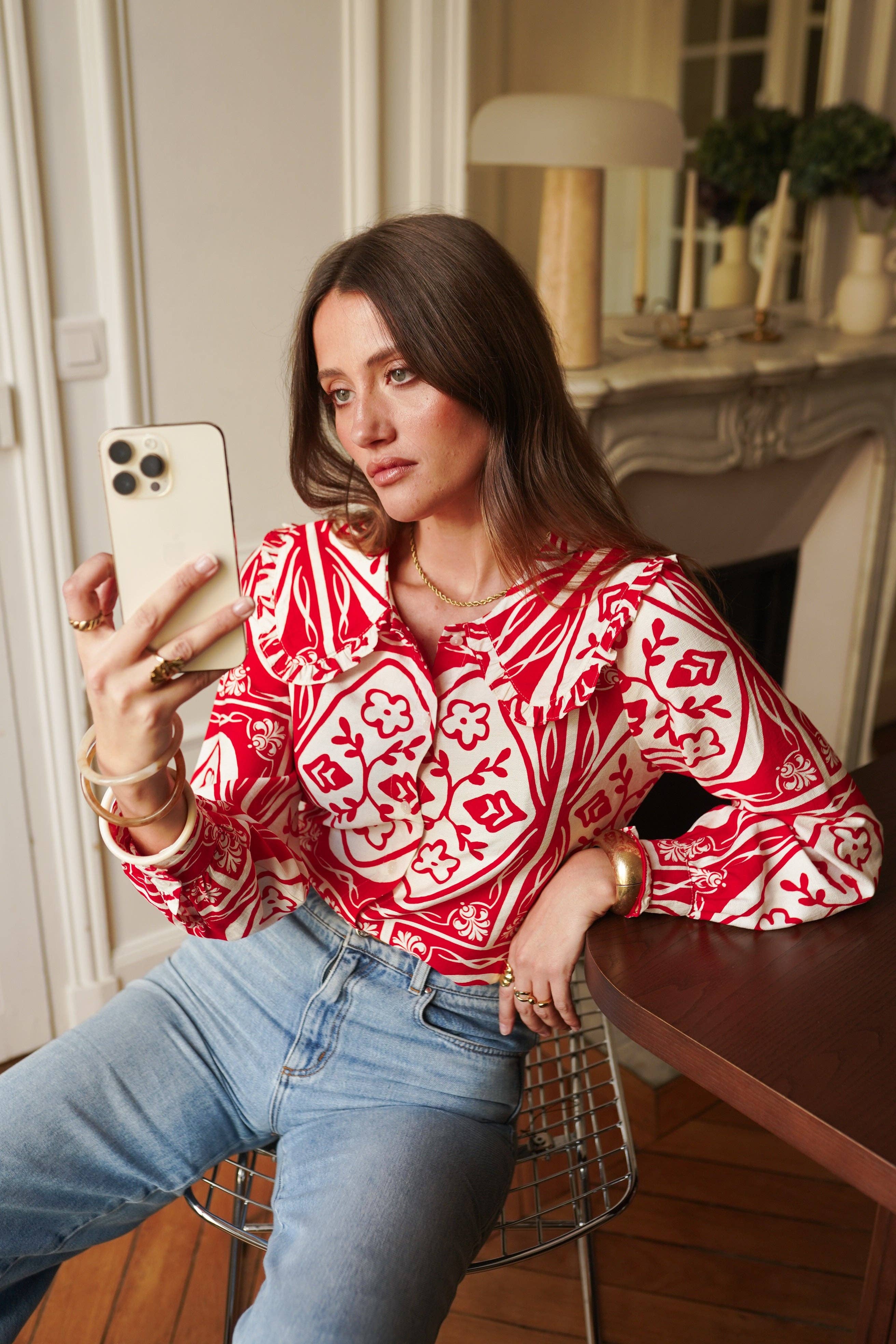 Camisa gráfica roja Anika, cuello claudina con volante · MHOSS