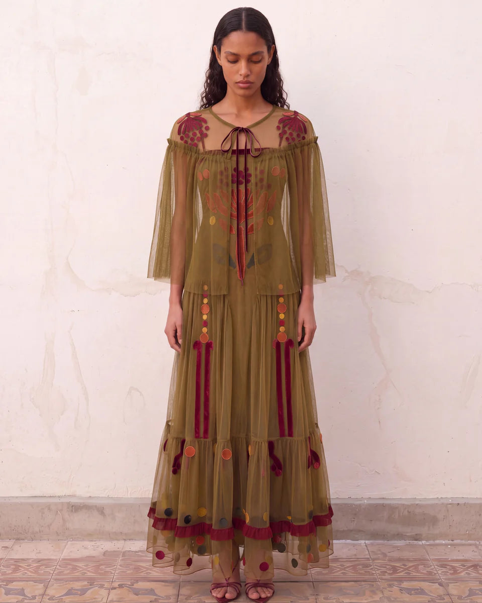 Vestido largo de tul verde con bordados · Is Coming | MHOSS