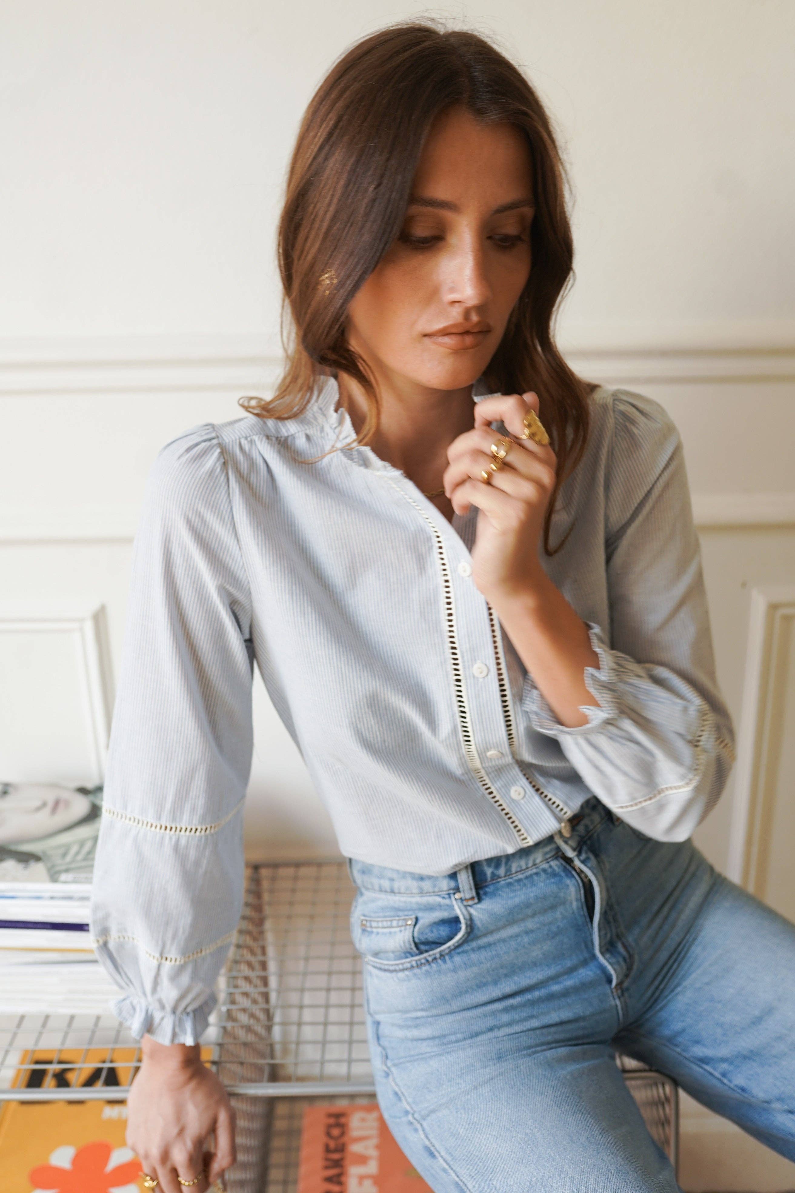 Camisa azul bajo chaqueta fina para mujer