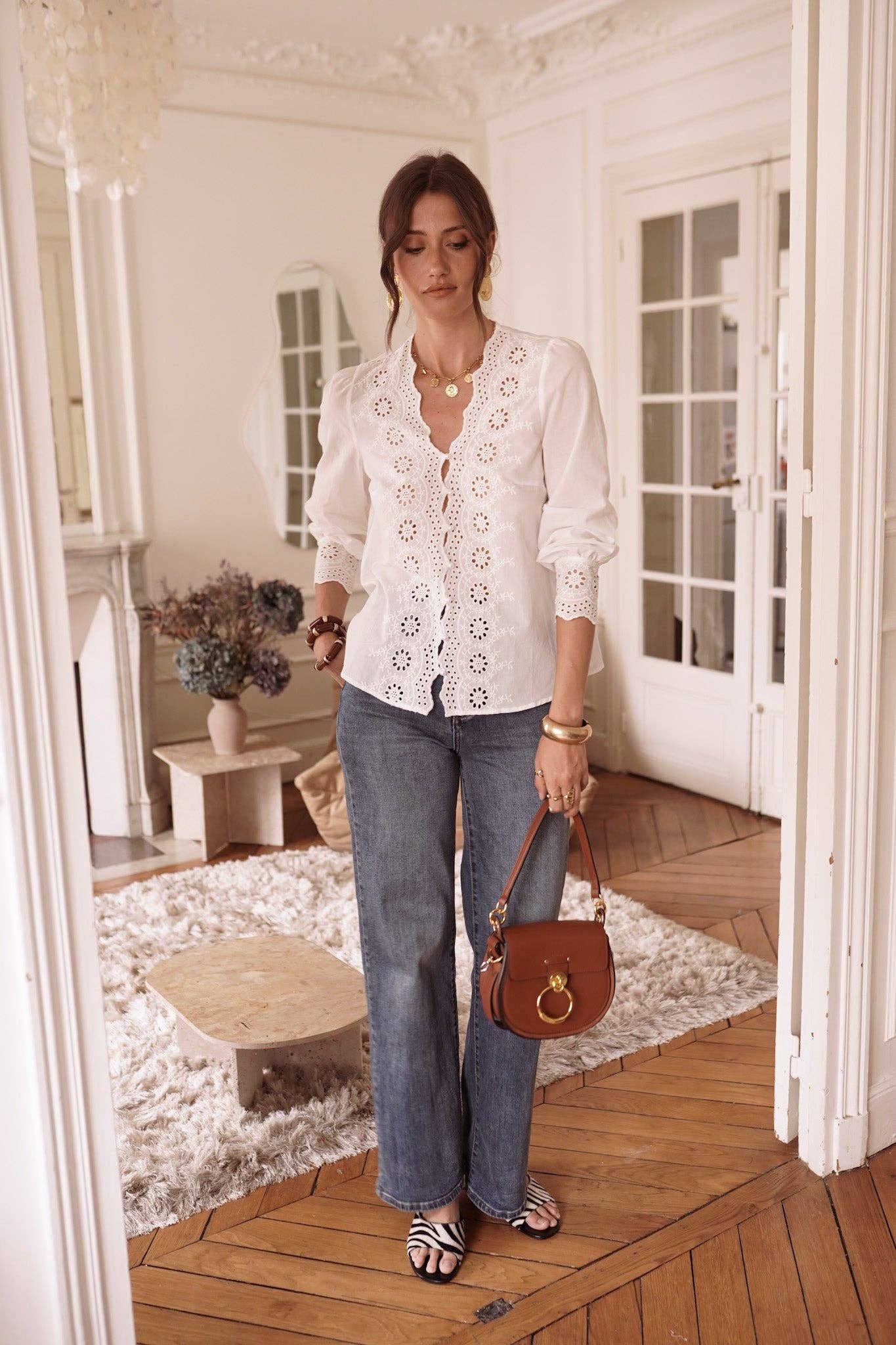 Camisa blanca de algodón remetida en falda de talle alto