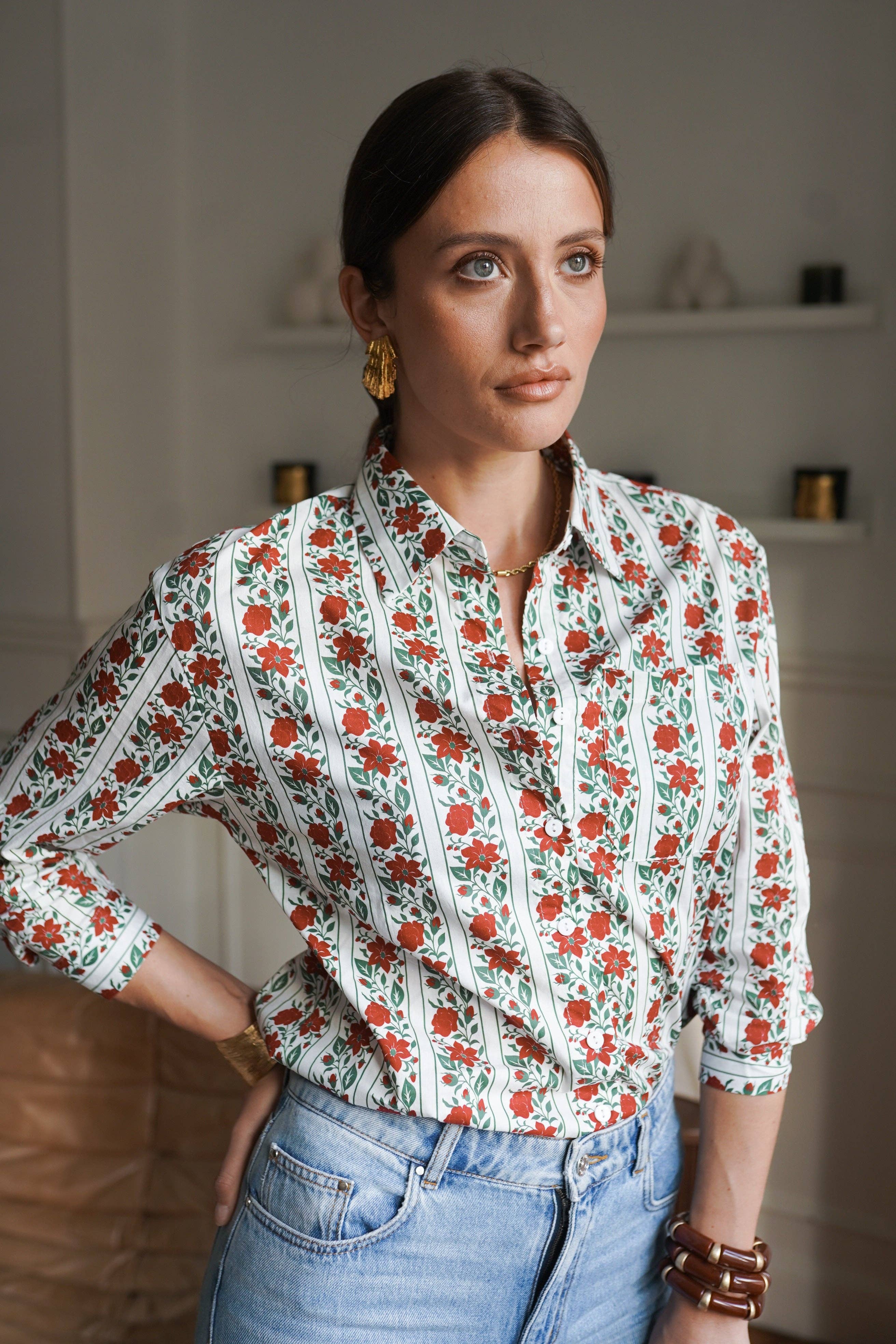 Camisa de algodón con estampado floral en rojos y verdes