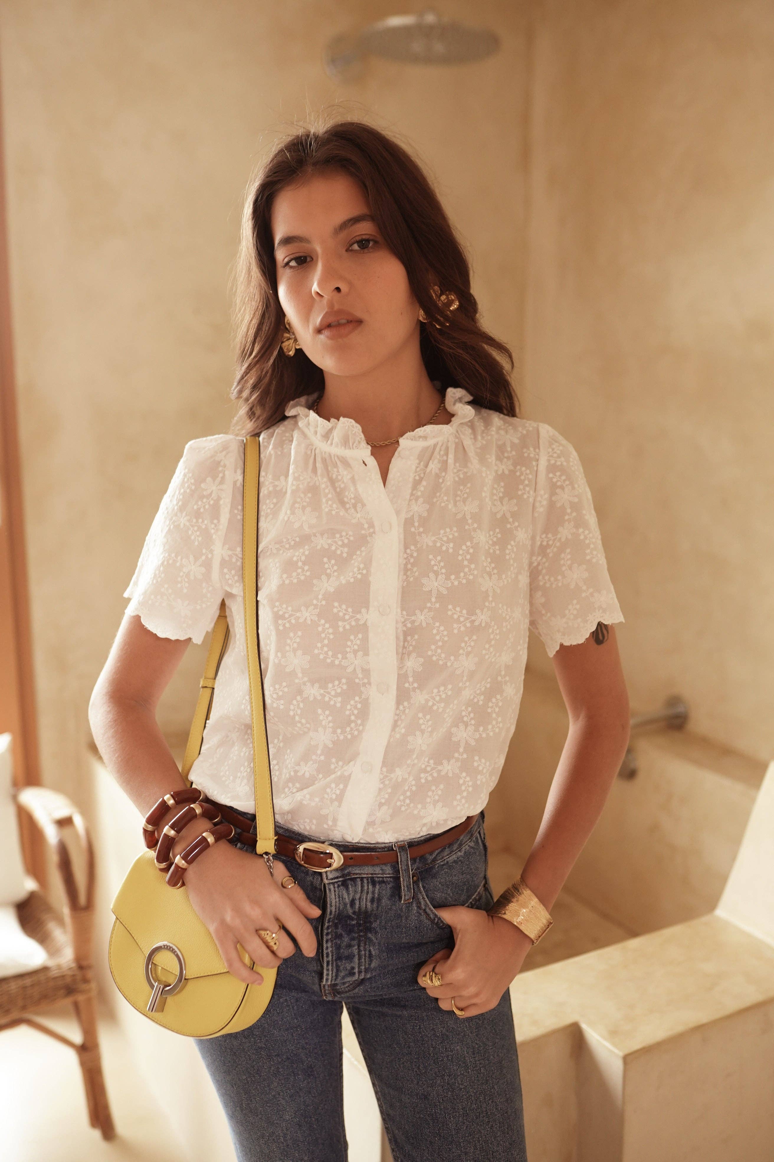 Camisa blanca de algodón con bordado floral tono sobre tono