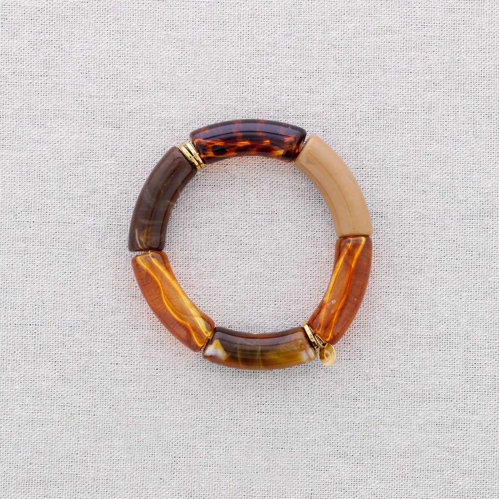Pulsera de acero multicolor combinada con otras pulseras