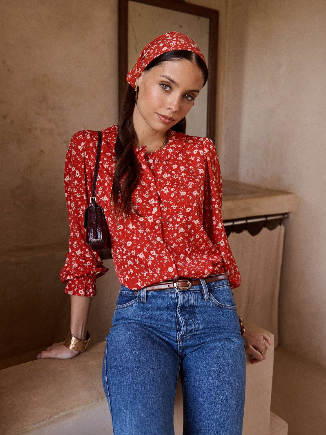 Camisa roja de mujer con mangas ligeramente abullonadas