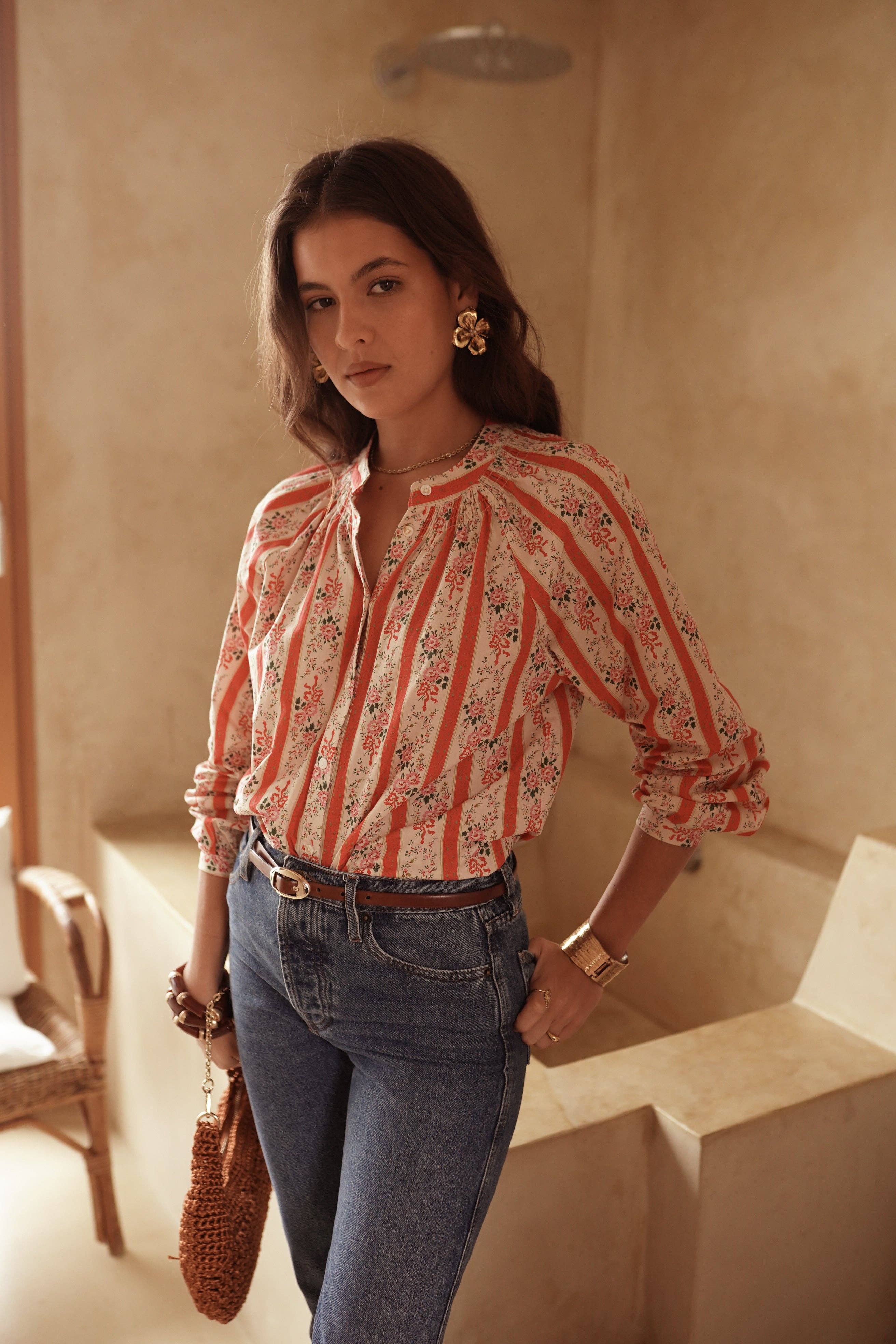 Camisa coral de algodón ligero con cuello abierto