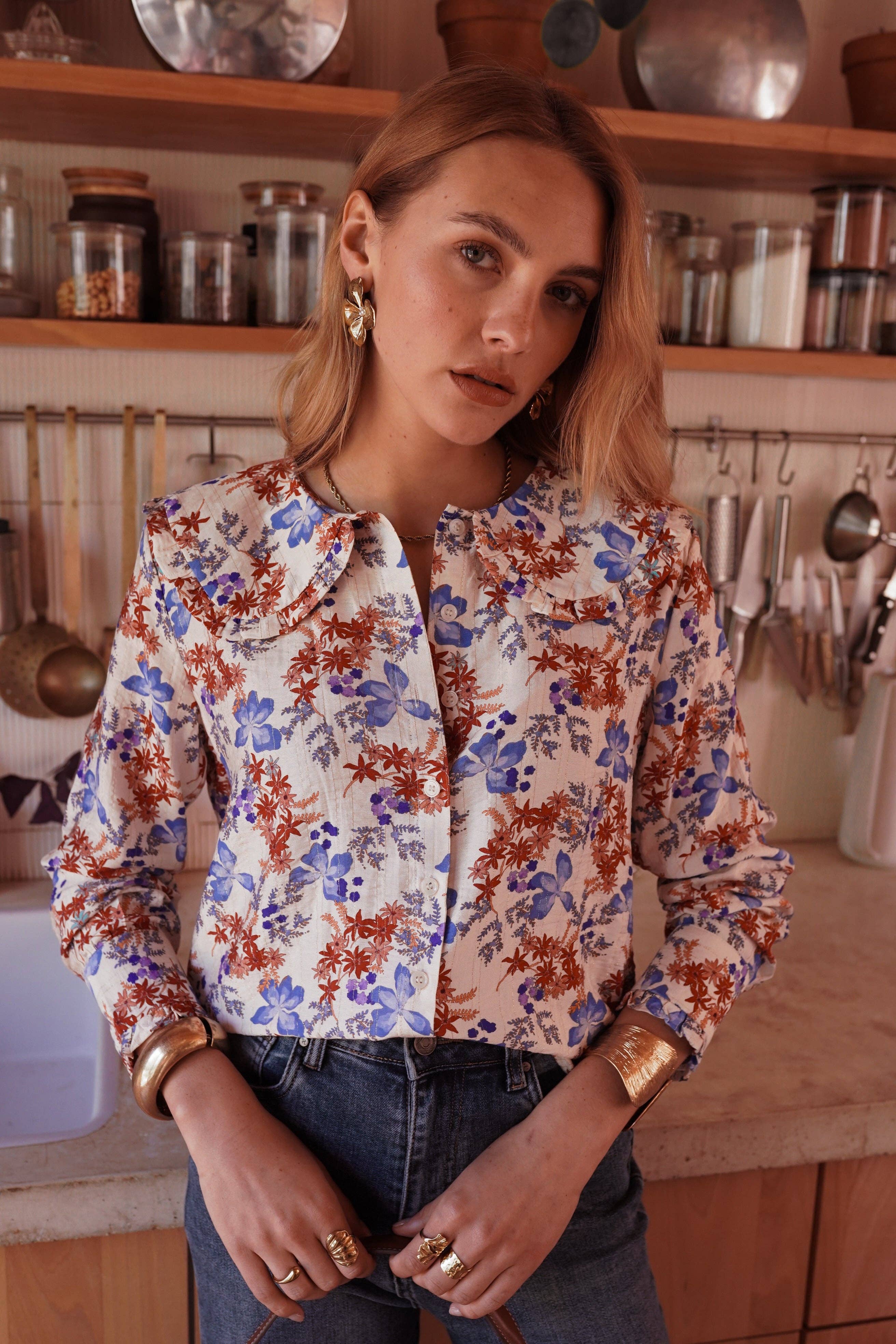 Blusa de flores lavanda y terracota con cuello bebe · MHOSS Oviedo