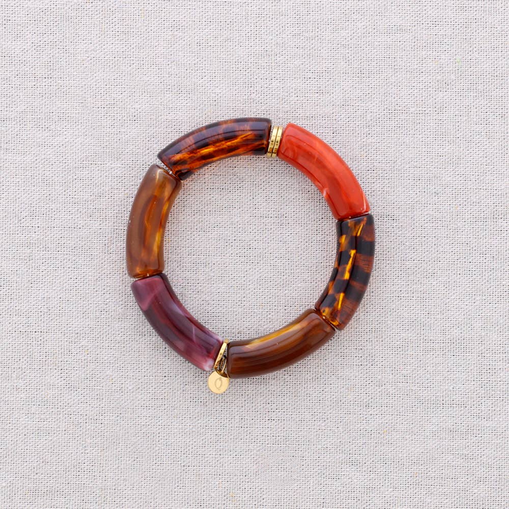 Pulsera de acero multicolor grande puesta en la muñeca