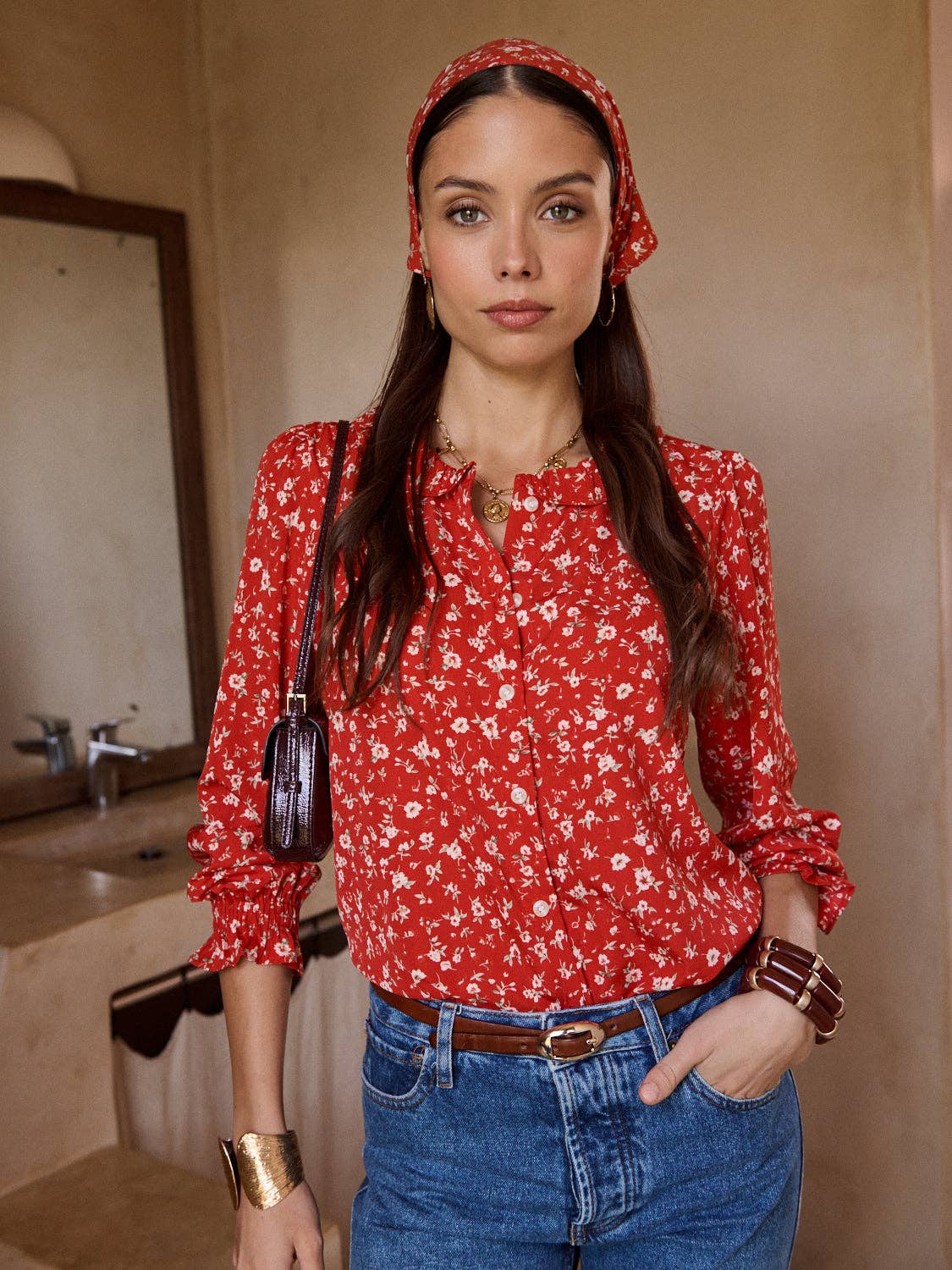 Camisa roja con cuello pequeño y redondeado