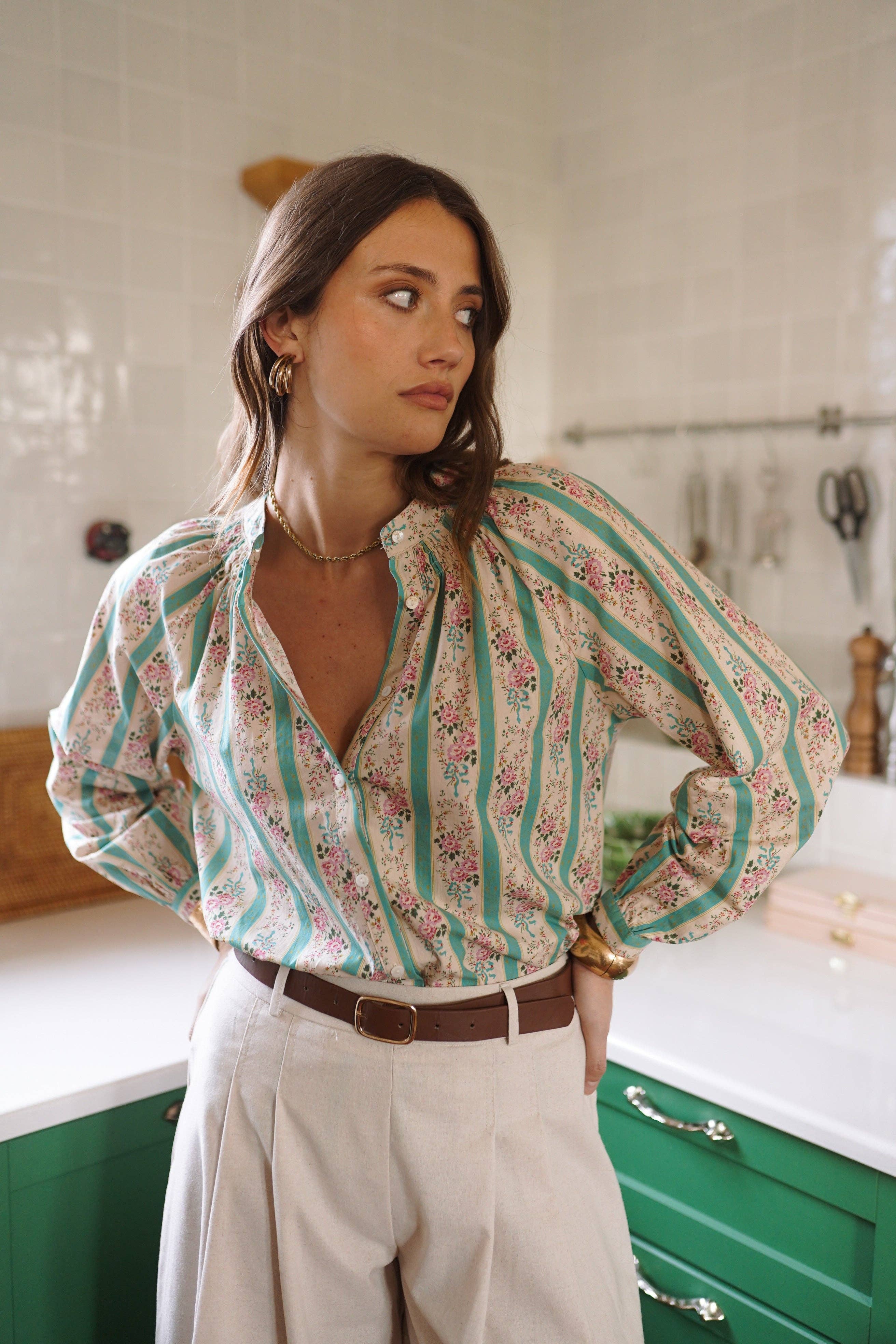 Camisa verde de rayas y flores · Kira